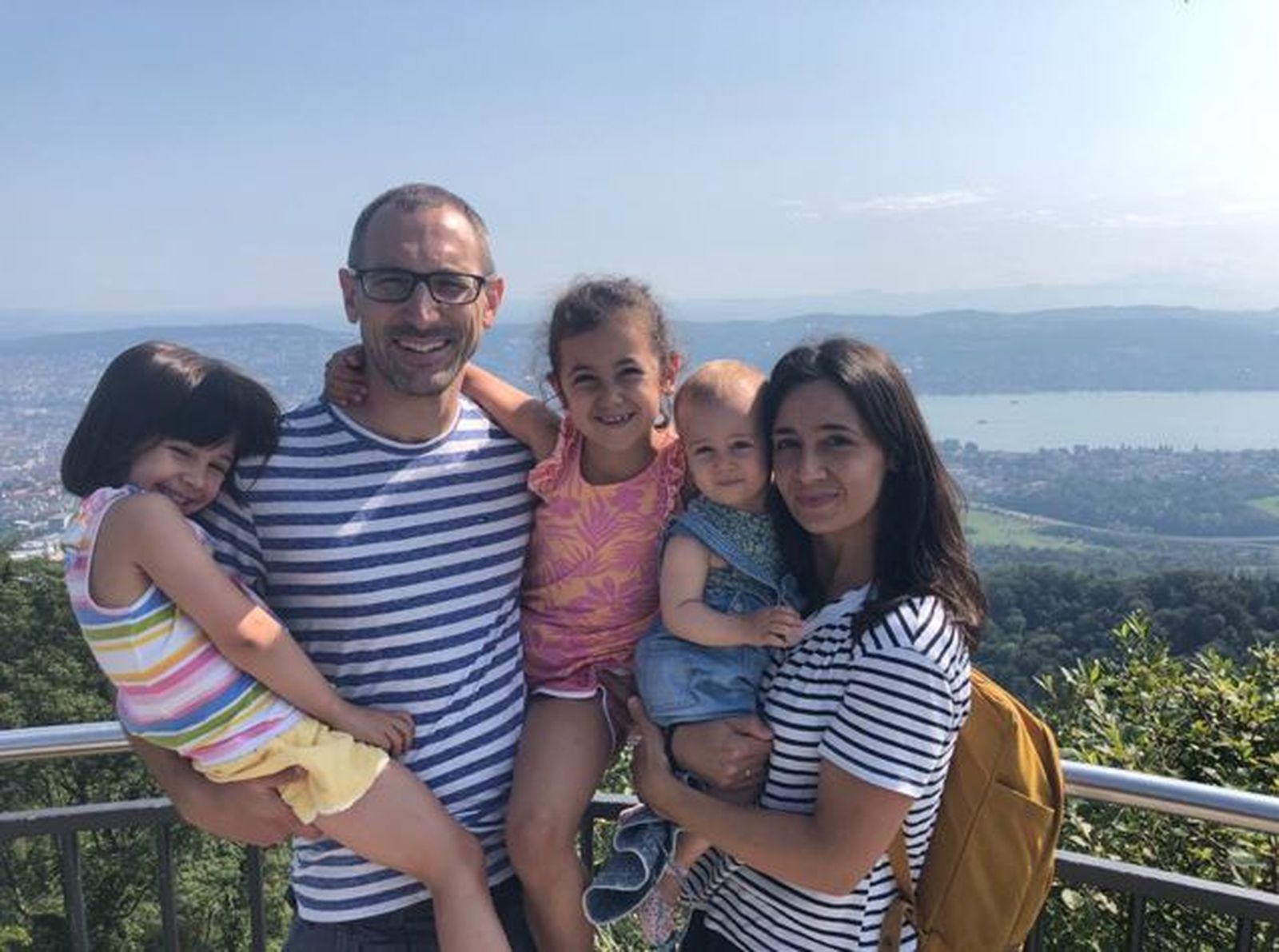 Alejandra Cosano y su familia durante un viaje.