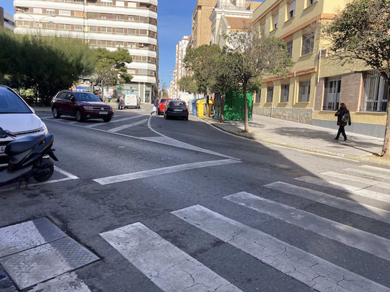 Así son los complicados accesos a los colegios de Cádiz