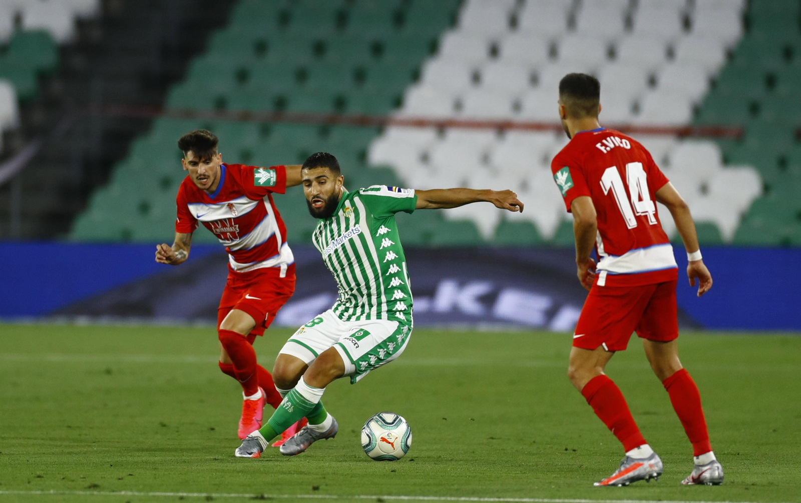Carlos Neva encima a Fekir durante una acción del partido