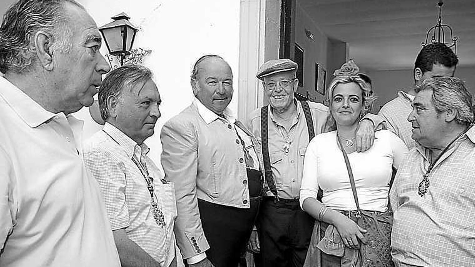 Álvaro Domecq, Antonio García Archidona, Álvaro Molina, Beni, Charo y Antonio, en El Rocío en junio de 2006. Álvaro Domecq, Antonio García Archidona, Álvaro Molina, Beni, Charo y Antonio, en El Rocío en junio de 2006.