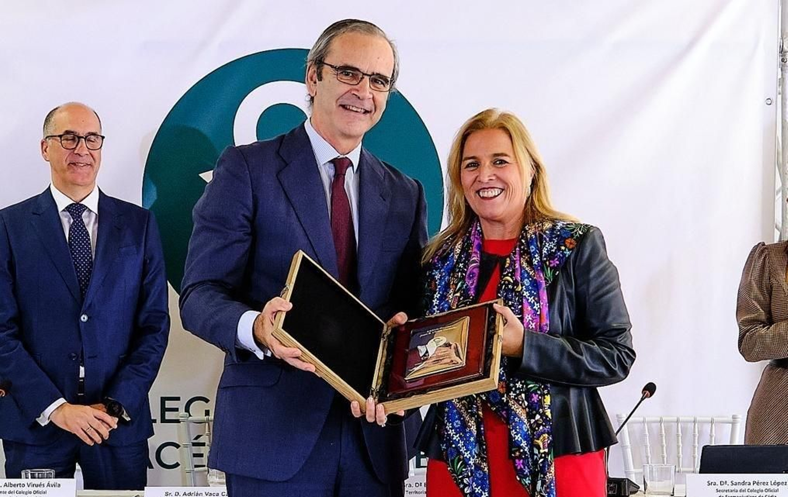 El farmacéutico jerezano Ernesto Cervilla Lozano recibe el galardón de manos de la delegada territorial de Salud y Consumo, Eva Pajares. El farmacéutico jerezano Ernesto Cervilla Lozano recibe el galardón de manos de la delegada territorial de Salud y Consumo, Eva Pajares.