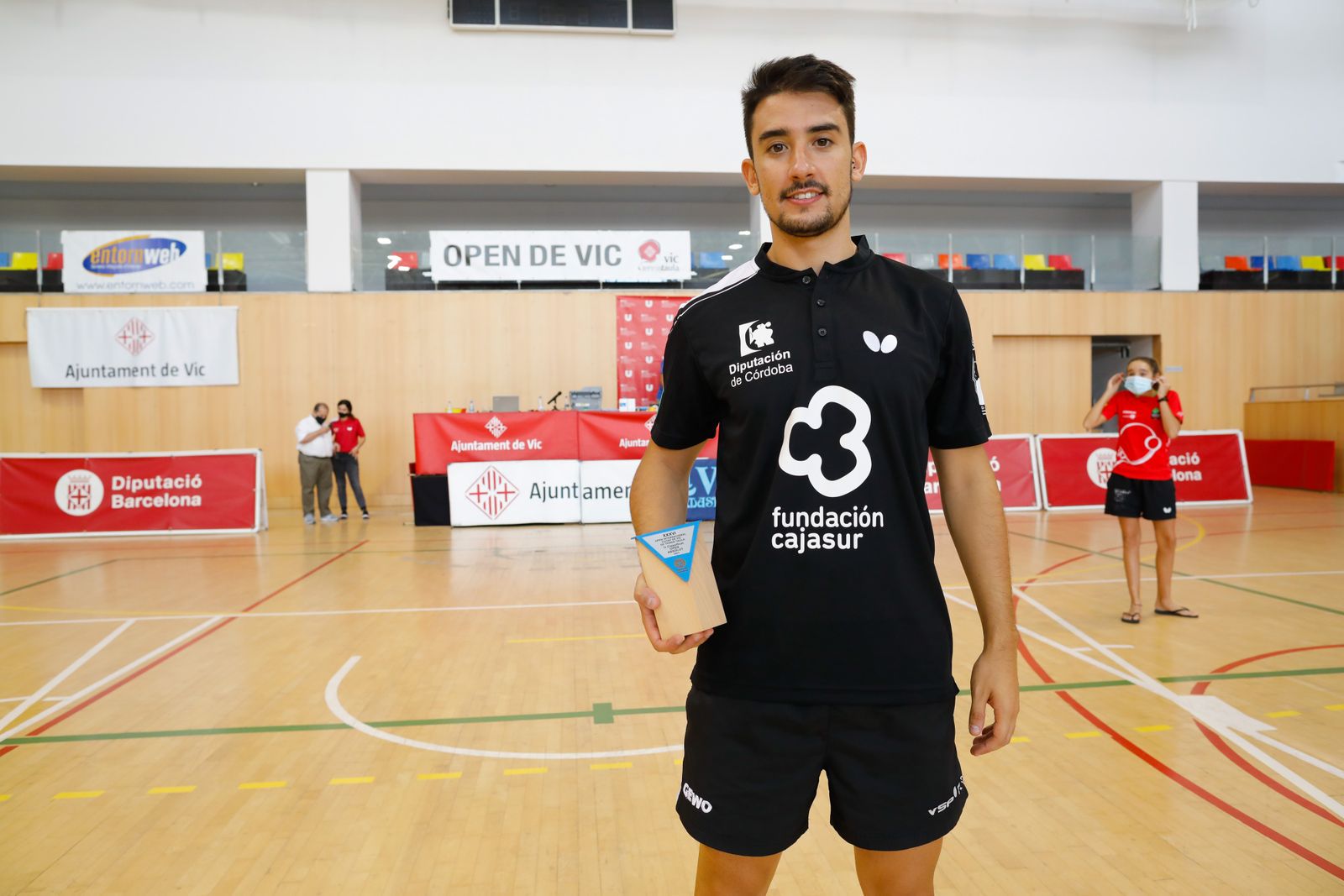 Carlos Caballero posa con el trofeo conquistado en Vic.