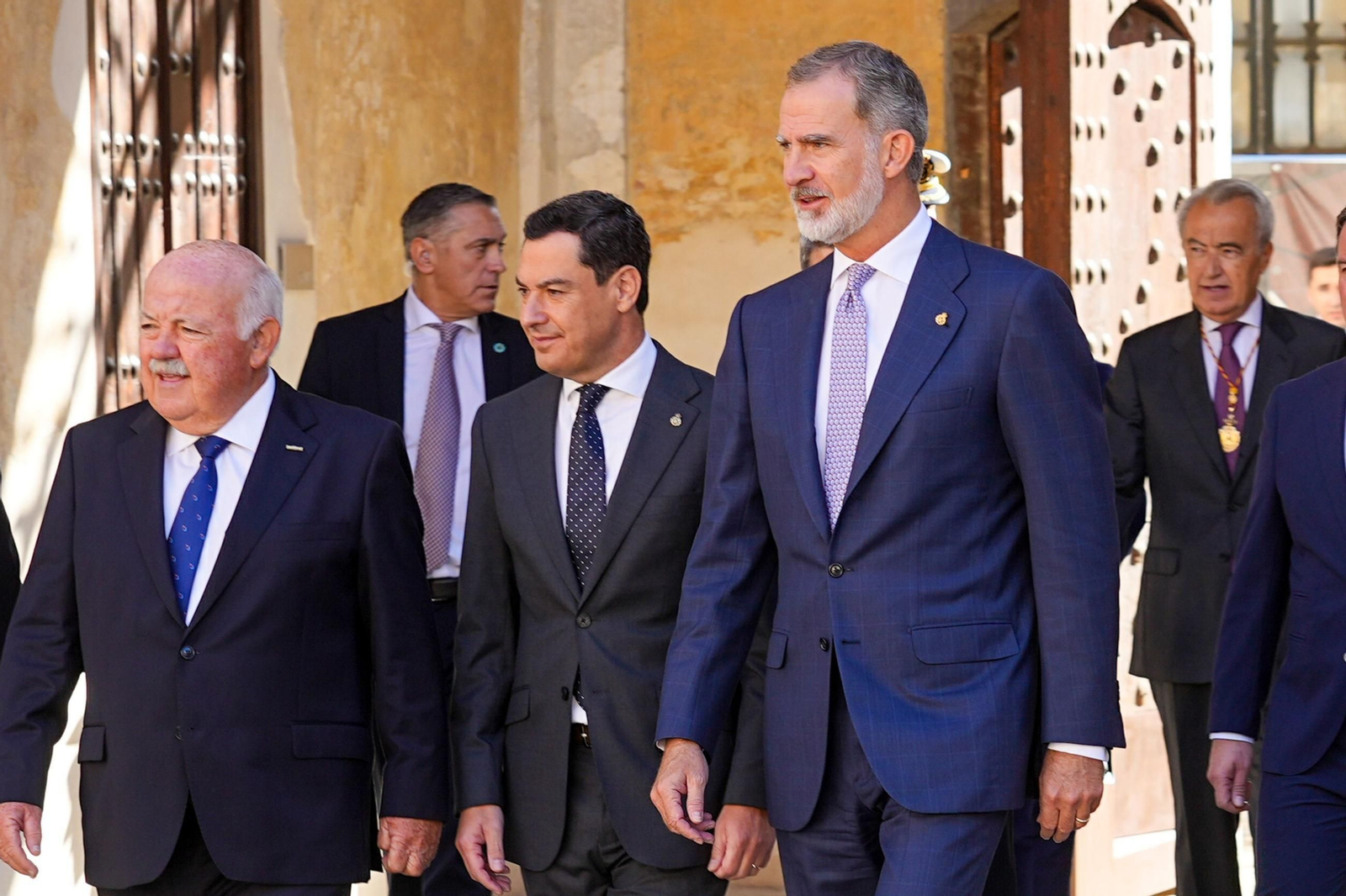 Las imágenes de la visita del Rey a la exposición de los Hermanos Machado en Sevilla