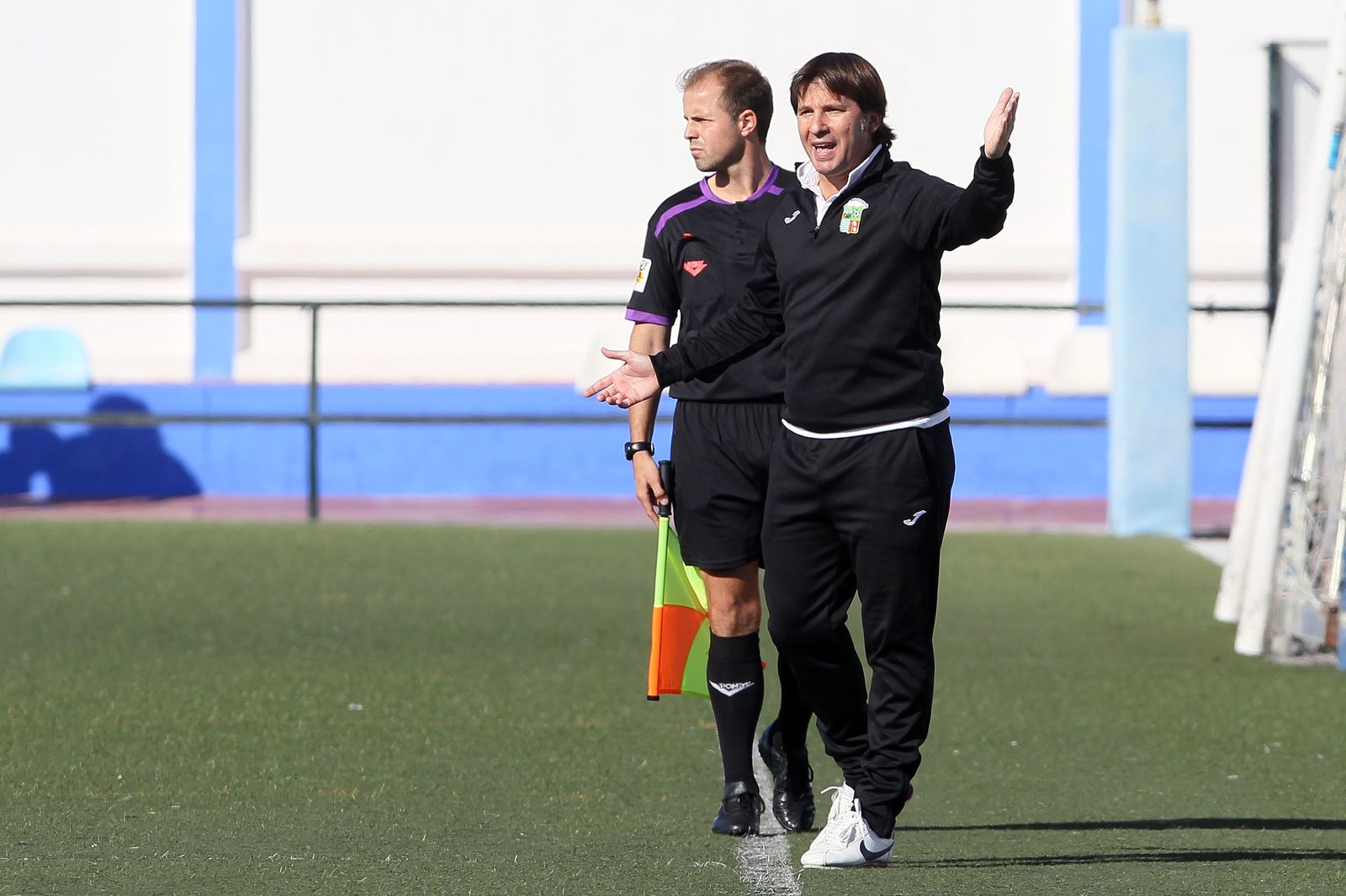 Jesús Mendoza reclama en la banda del Fernández Marchán.
