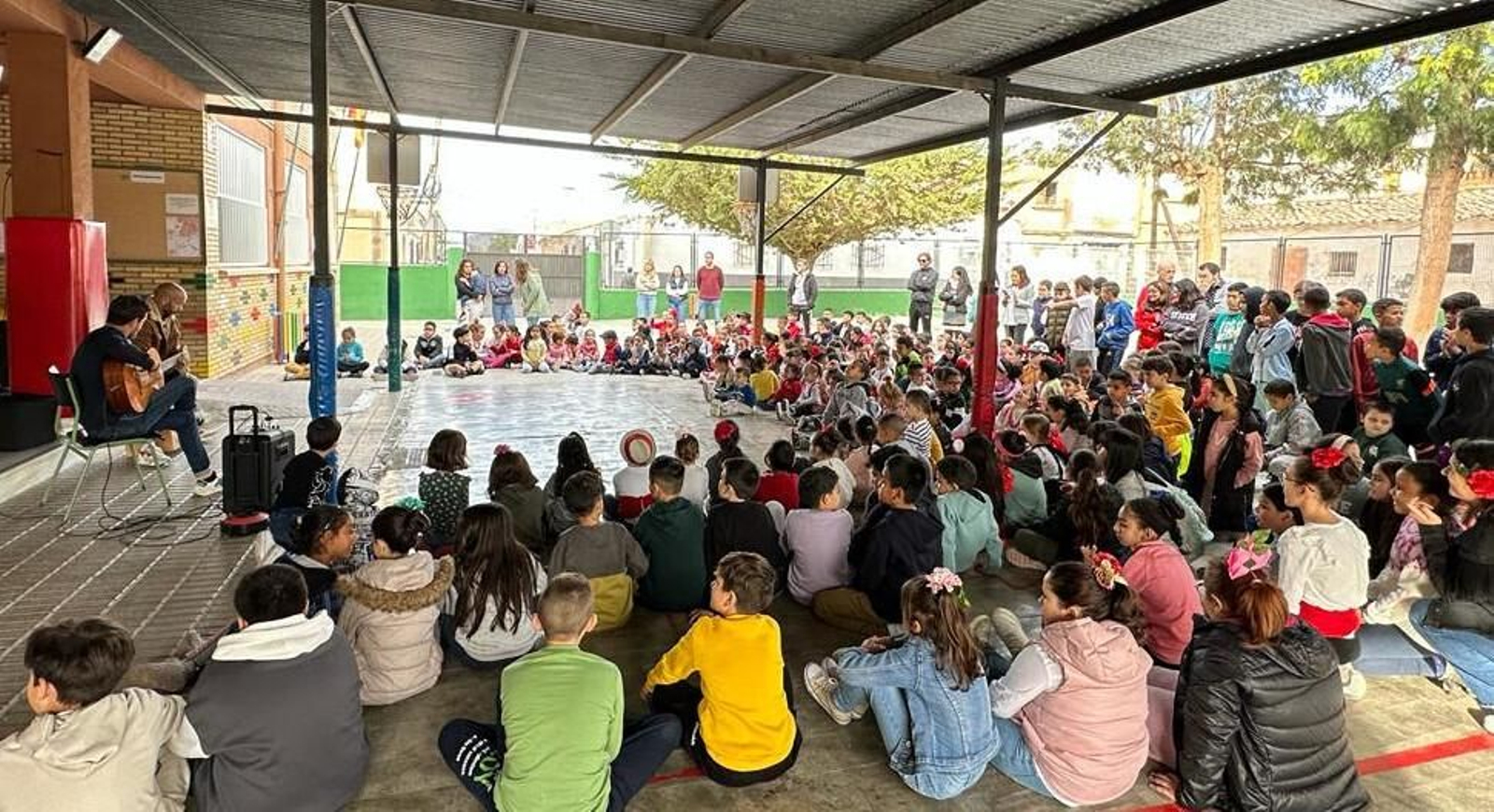 Decenas de escolares de Huércal-Overa han disfrutado del Día Internacional del Flamenco.