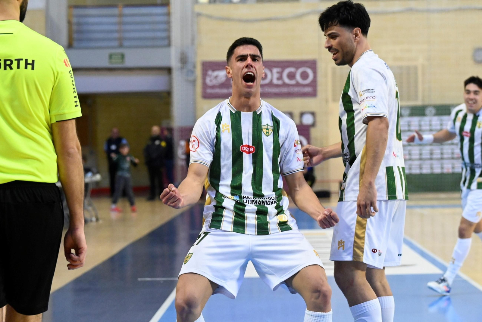 Carlos Gómez celebra un gol en Vista Alegre.