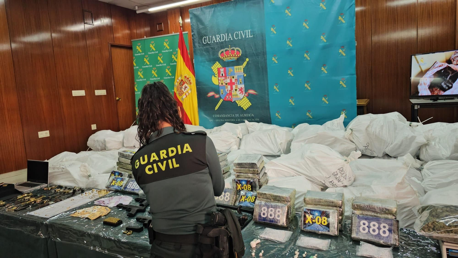 Cocaína, marihuana, armas y objetos de lujo: las incautaciones de la operación 'Lukenan'