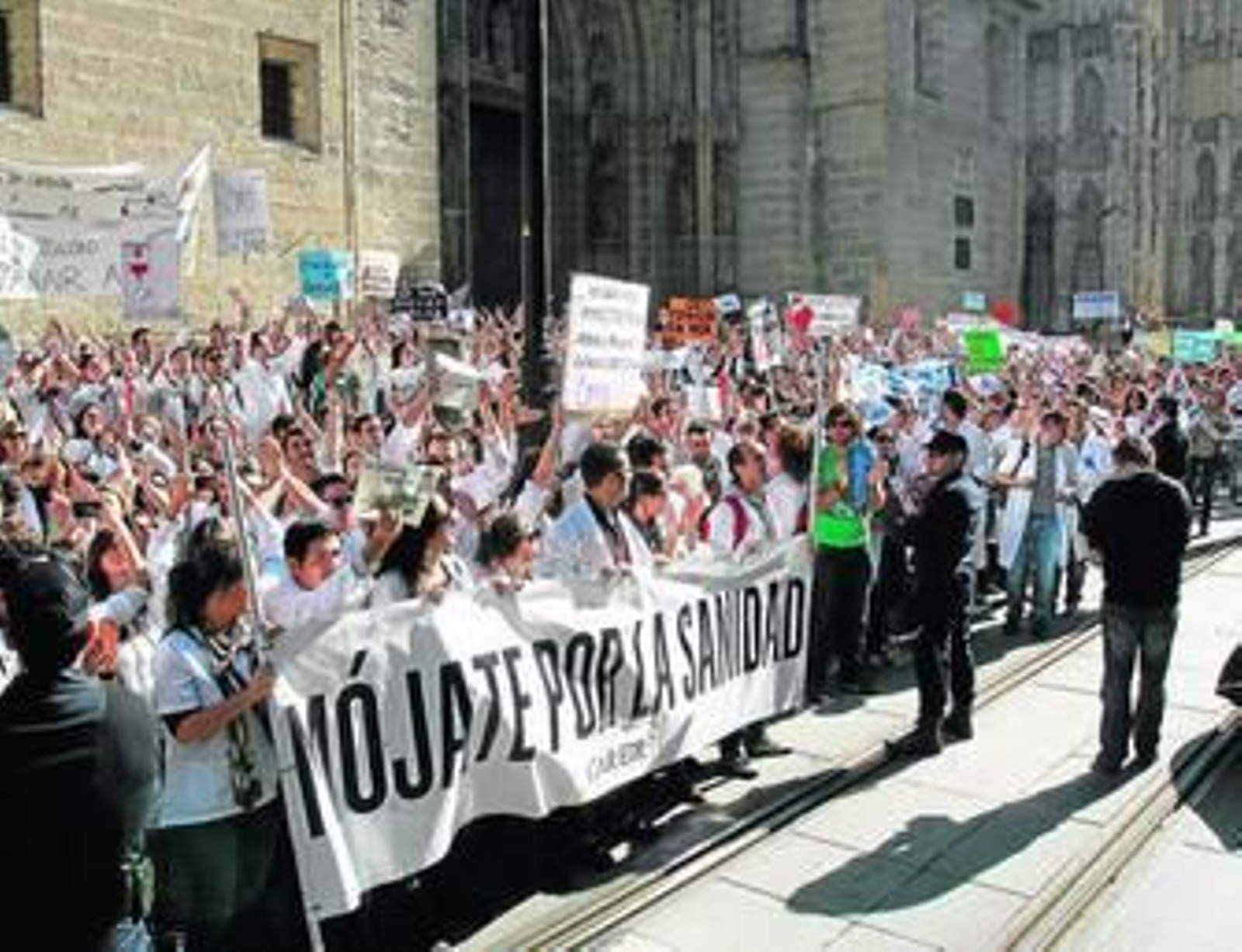 Médicos residentes en la primera protesta del conflicto abierto en el SAS, el 19 de noviembre, en la Avenida.