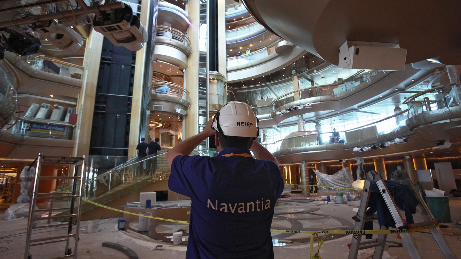 Un empleado de Navantia supervisa las labores de las reparaciones que se llevan a cabo el interior de un crucero Un empleado de Navantia supervisa las labores de las reparaciones que se llevan a cabo el interior de un crucero
