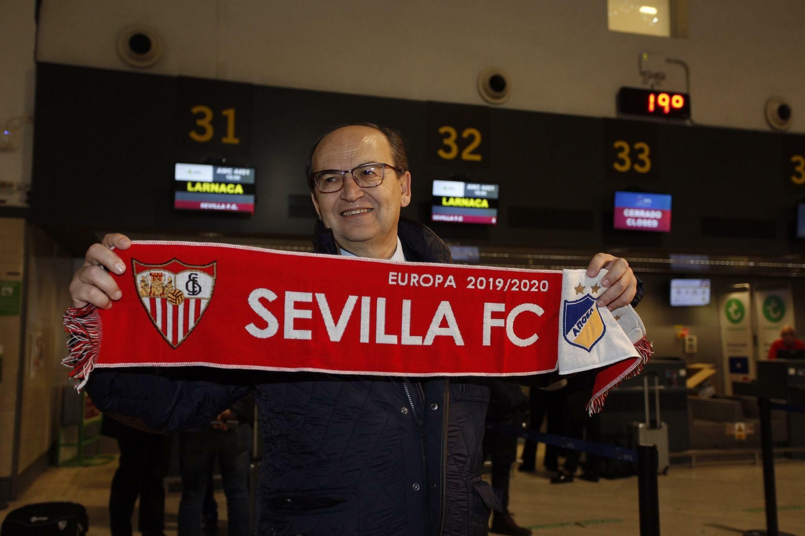 José Castro, presidente del Sevilla, posa con una bufanda conmemorativa del partido en San Pablo.