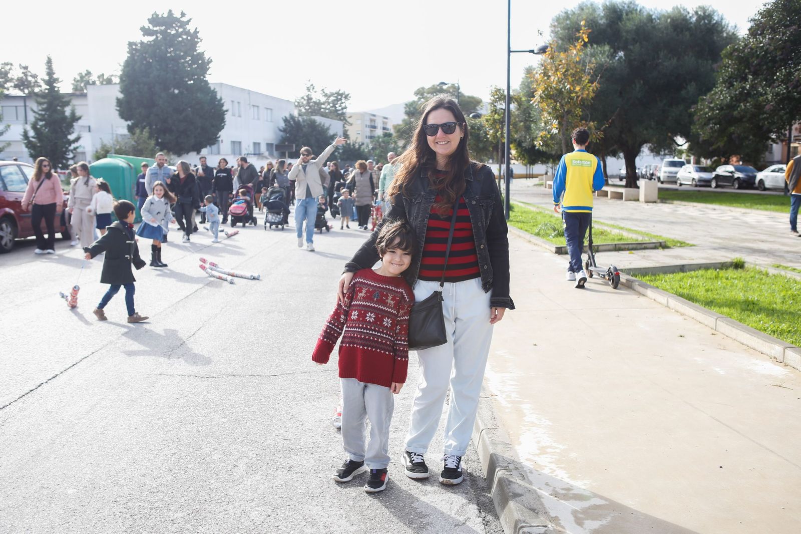 Búscate en las fotos del arrastre de latas 2026 en Los Barrios