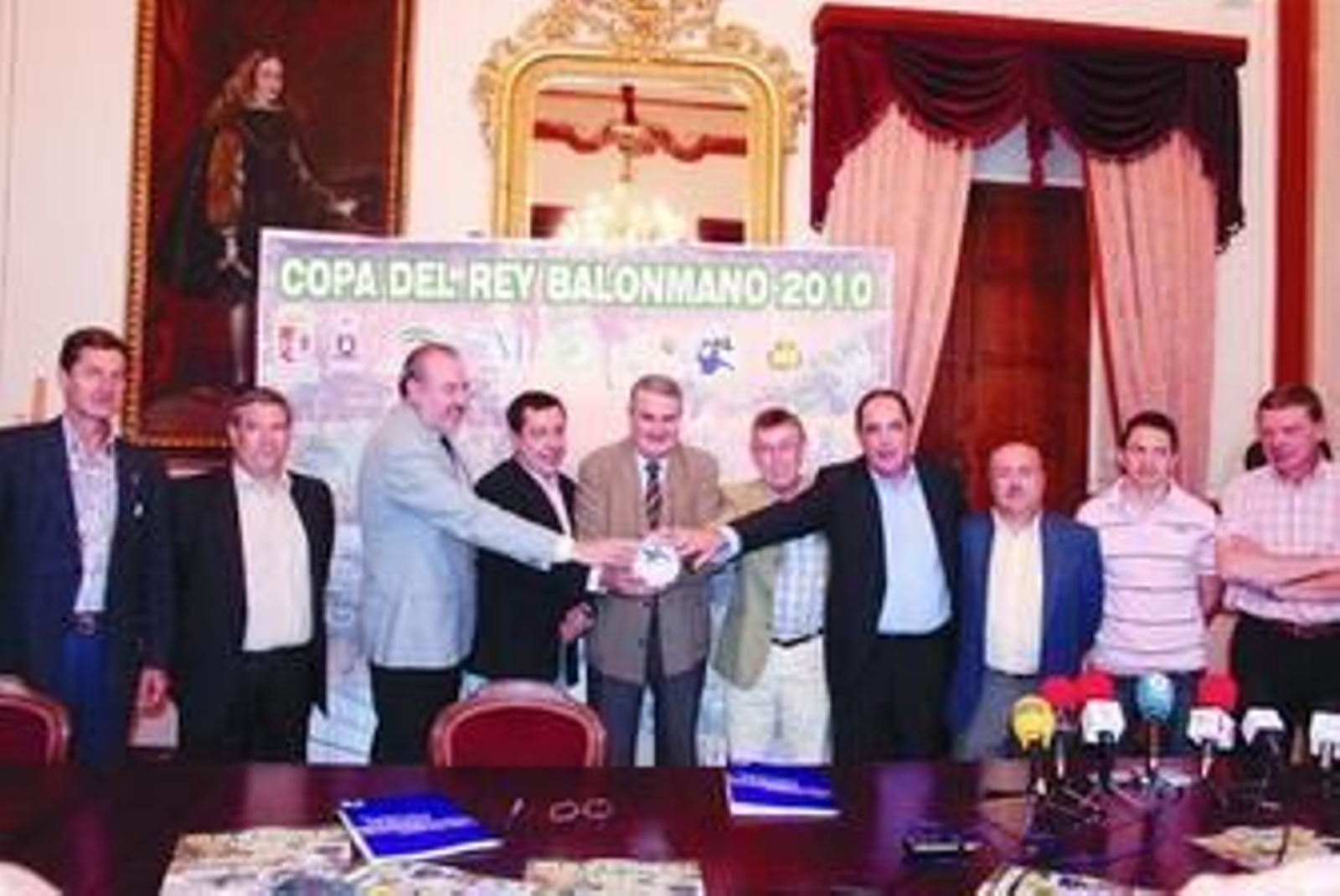Las autoridades antequeranas y de La Liga Asobal posan tras firmar el contrato.