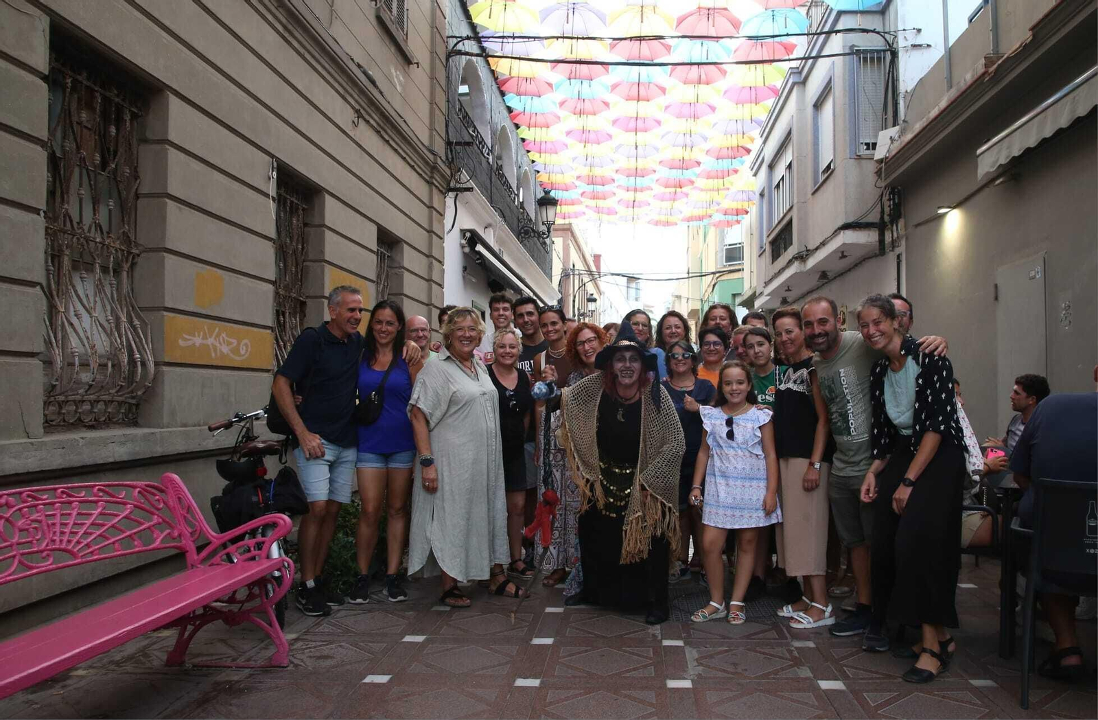 La Meiga y los participantes en la ruta, en la calle Cadalso.