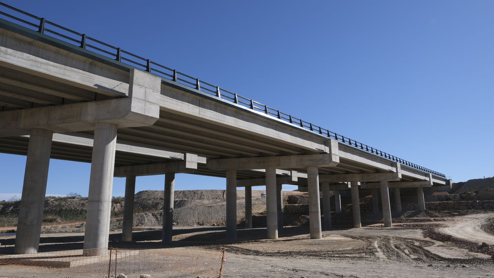 El puente incluido entre el tramo de El Cucador y La Concepción presenta ya este aspecto.