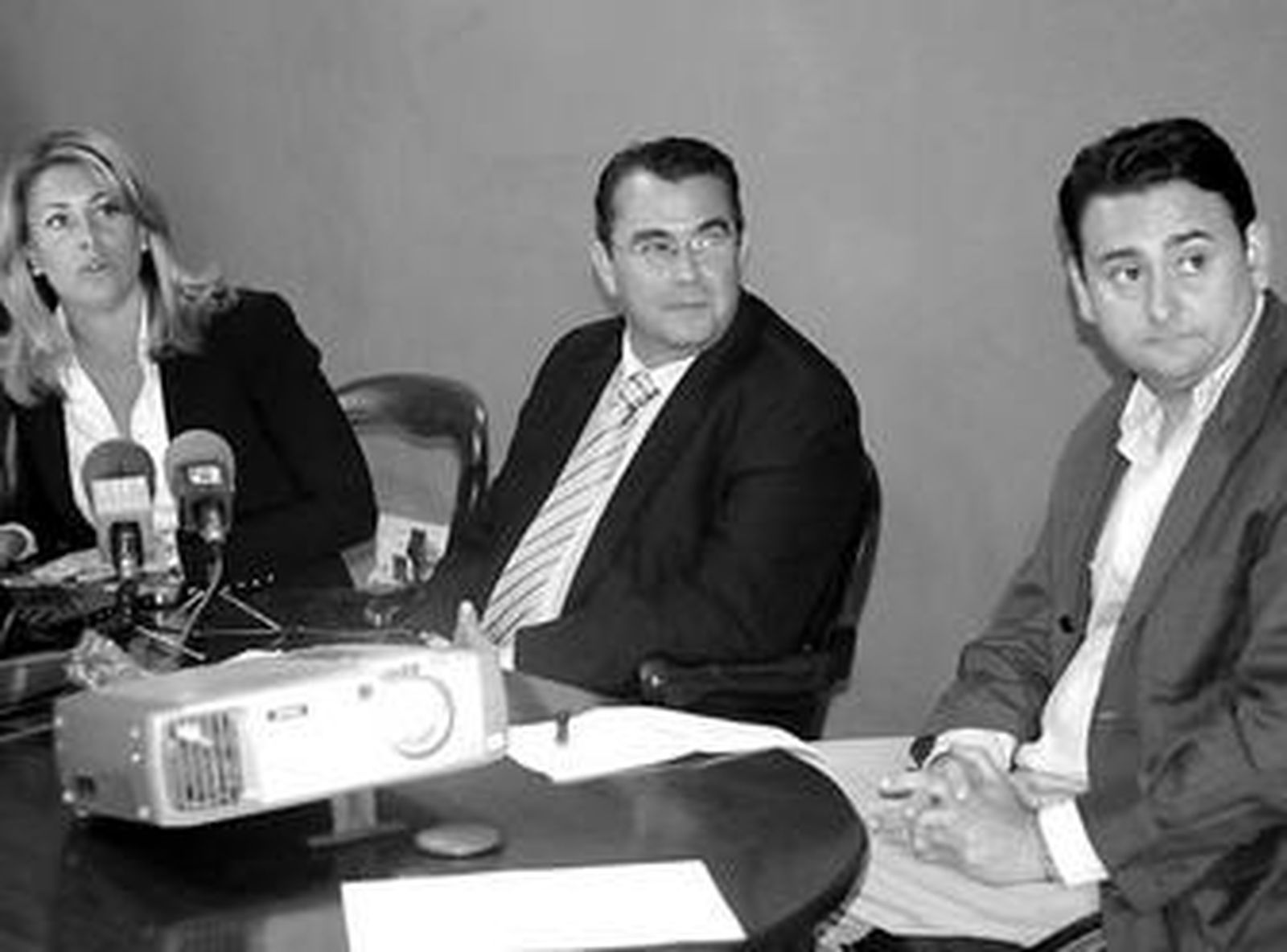 Un momento de la presentación del buzón de sugerencias en la sala de juntas de El Puerto Global.