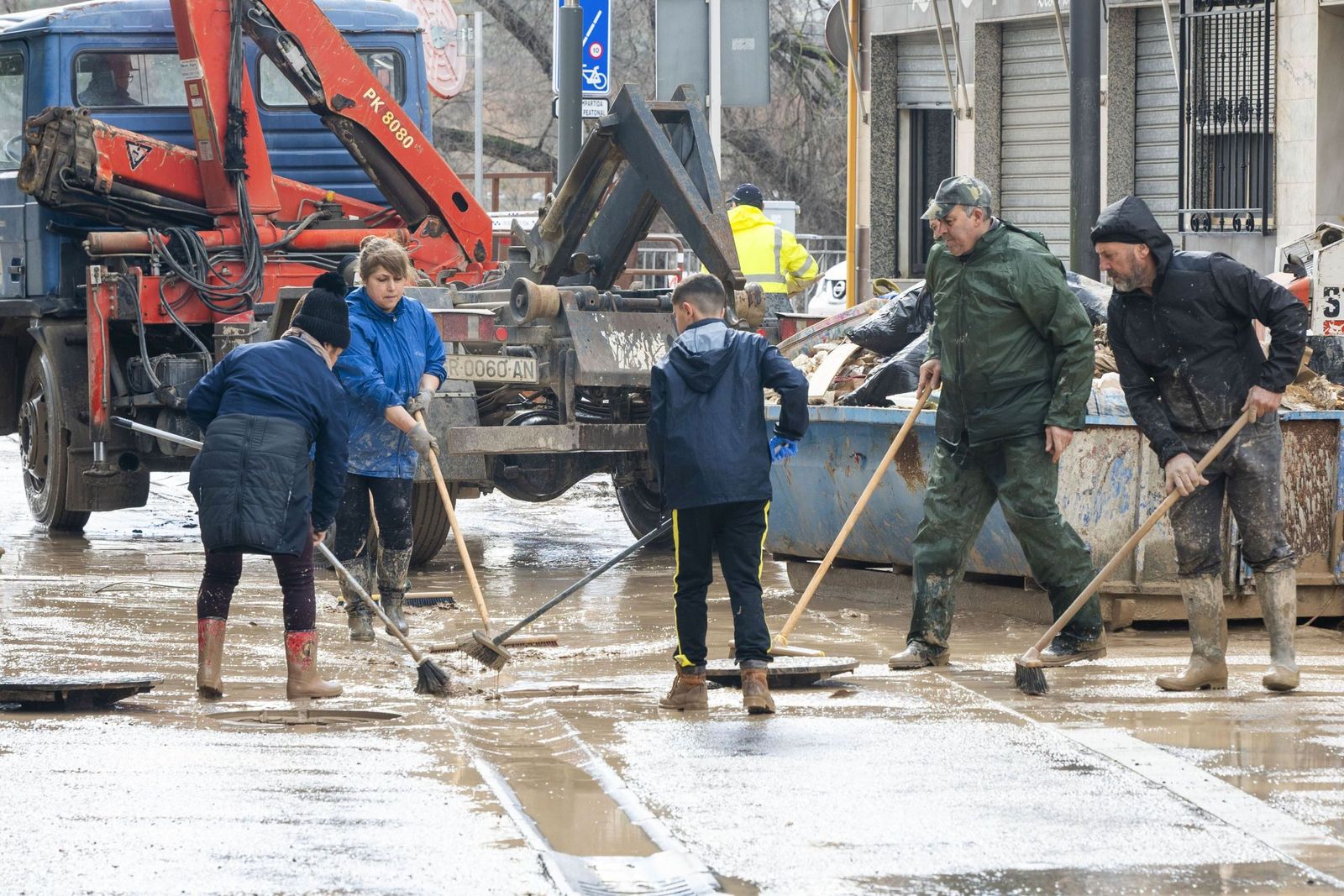 Un niño colabora en la limpieza de Huétor Tájar tras el temoral