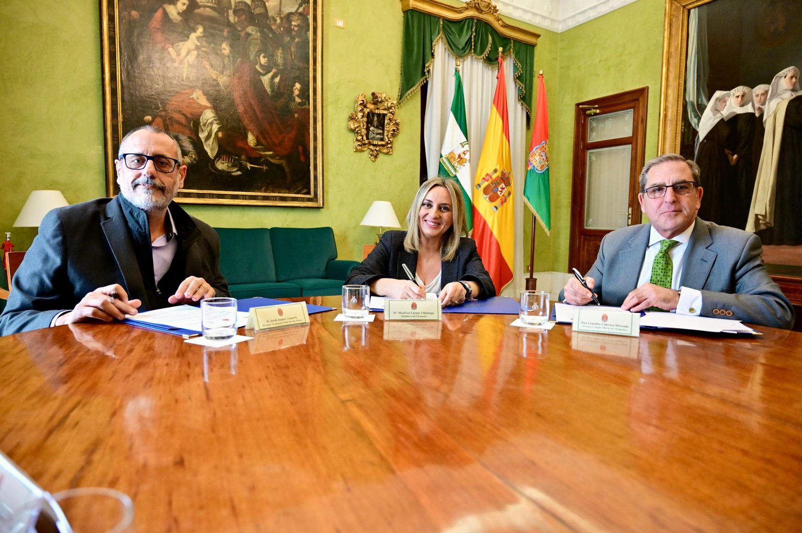 Imagen de la firma de la adhesión del Colegio de Abogados al proyecto del Ayuntamiento y Plant For The Planet