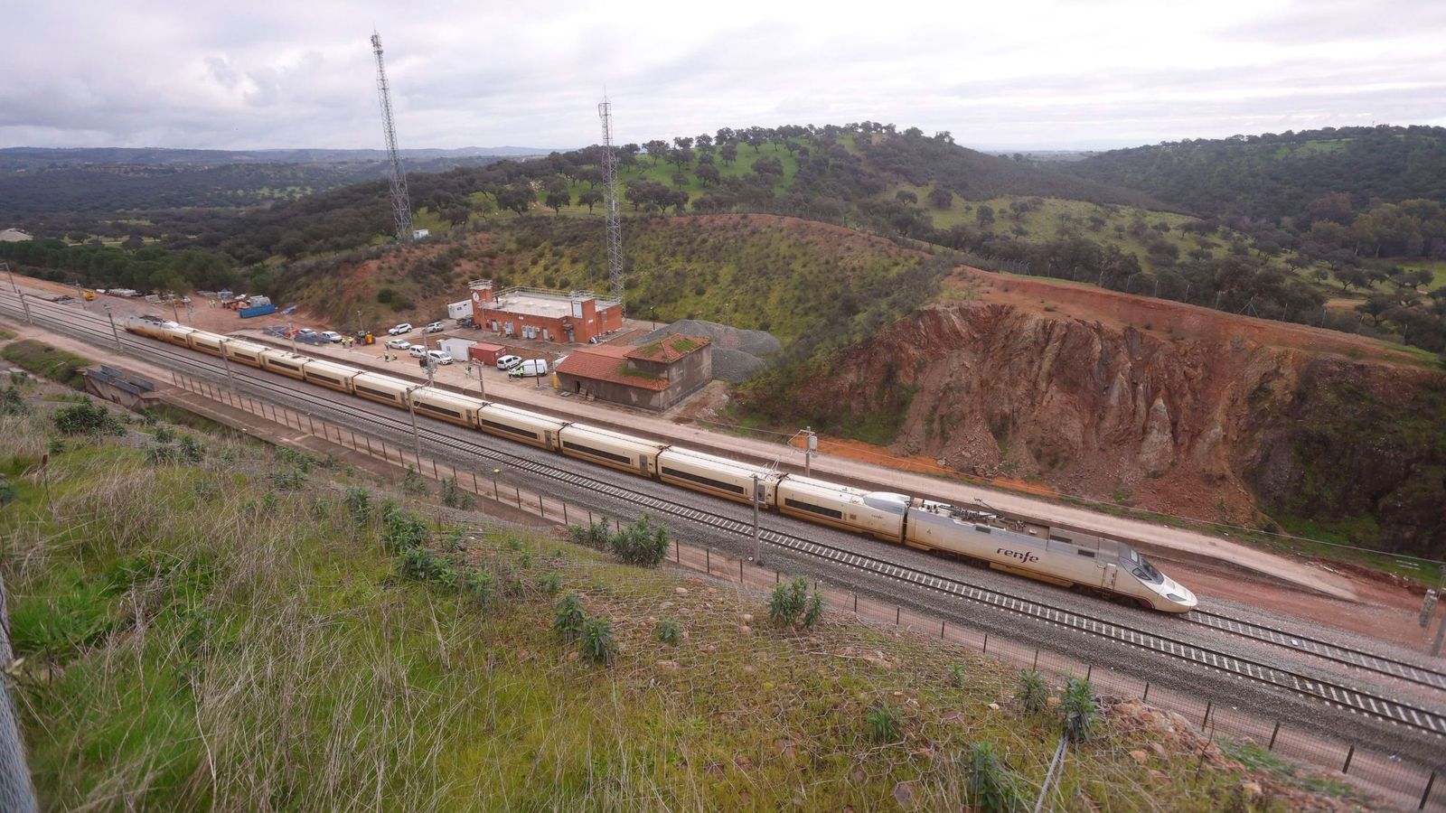 Un AVE de Renfe pasa por la estación técnica de Adamuz.