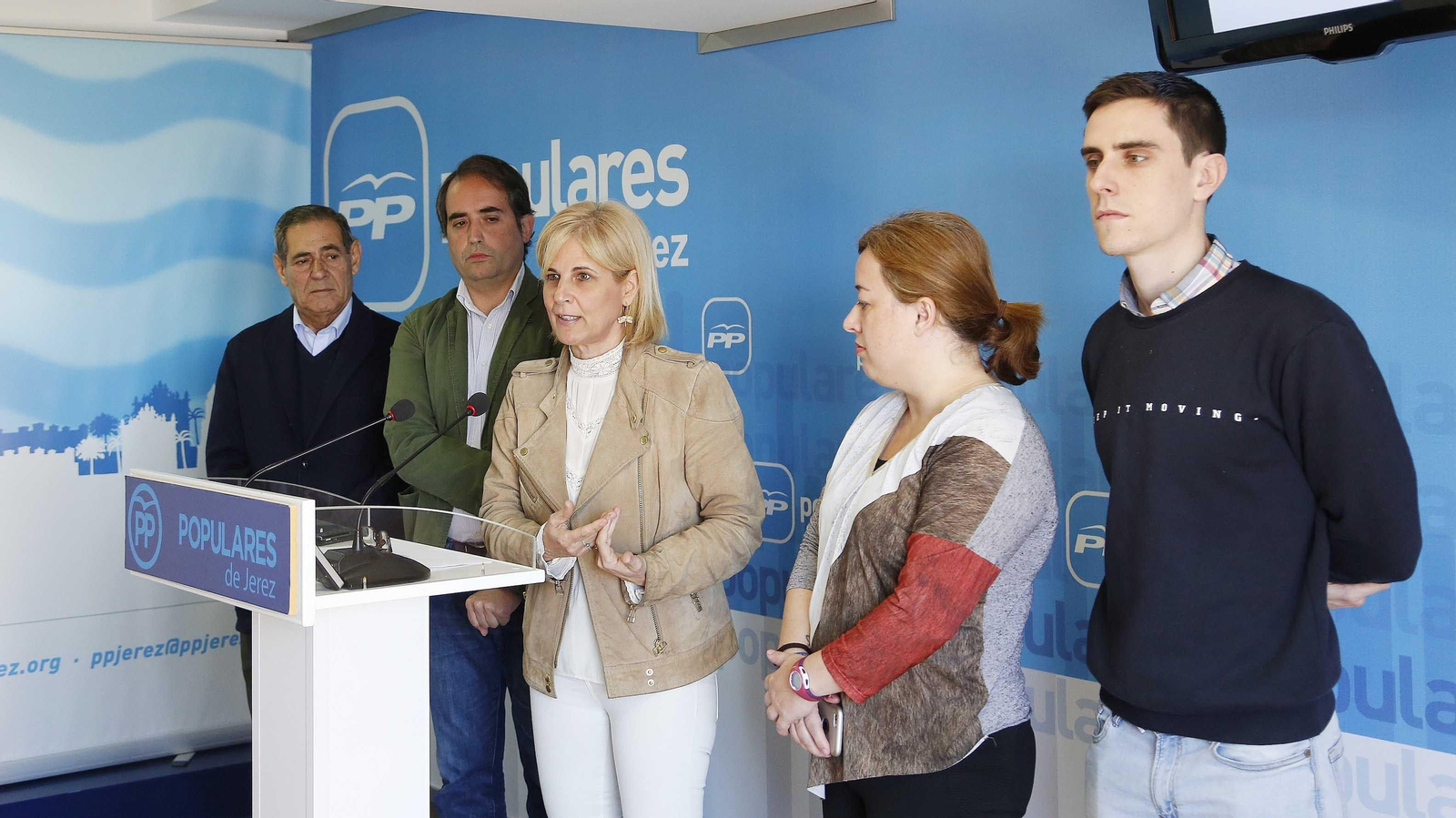 Pelayo ayer en la sede del PP, arropada por otros compañeros del partido. Pelayo ayer en la sede del PP, arropada por otros compañeros del partido.