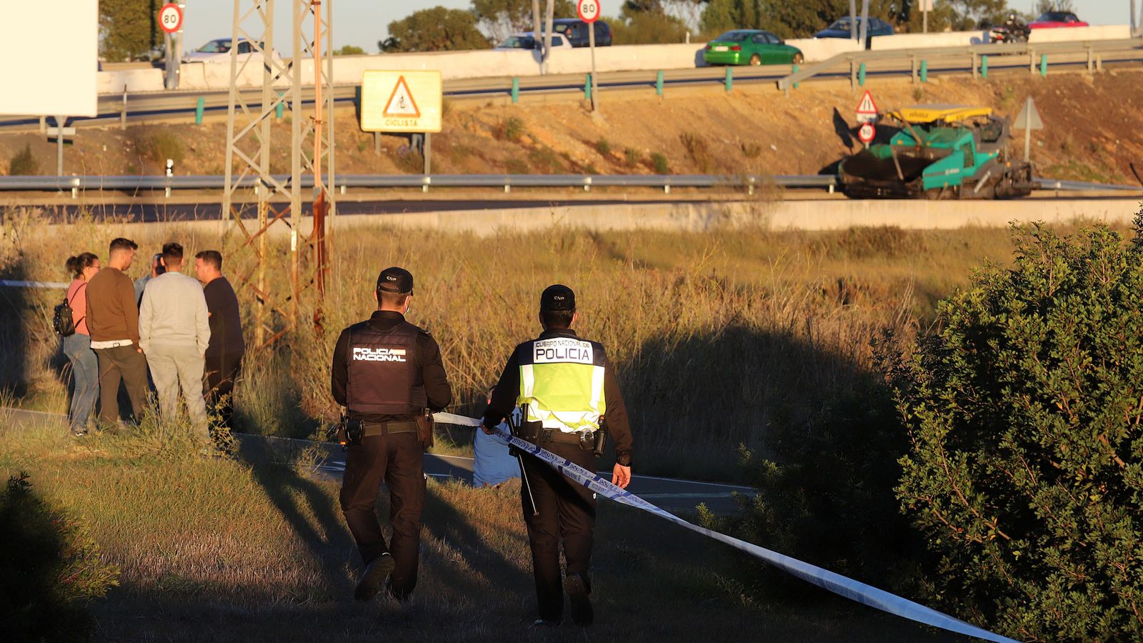 Agentes de la Policía Nacional en el lugar donde se encontró el vehículo.