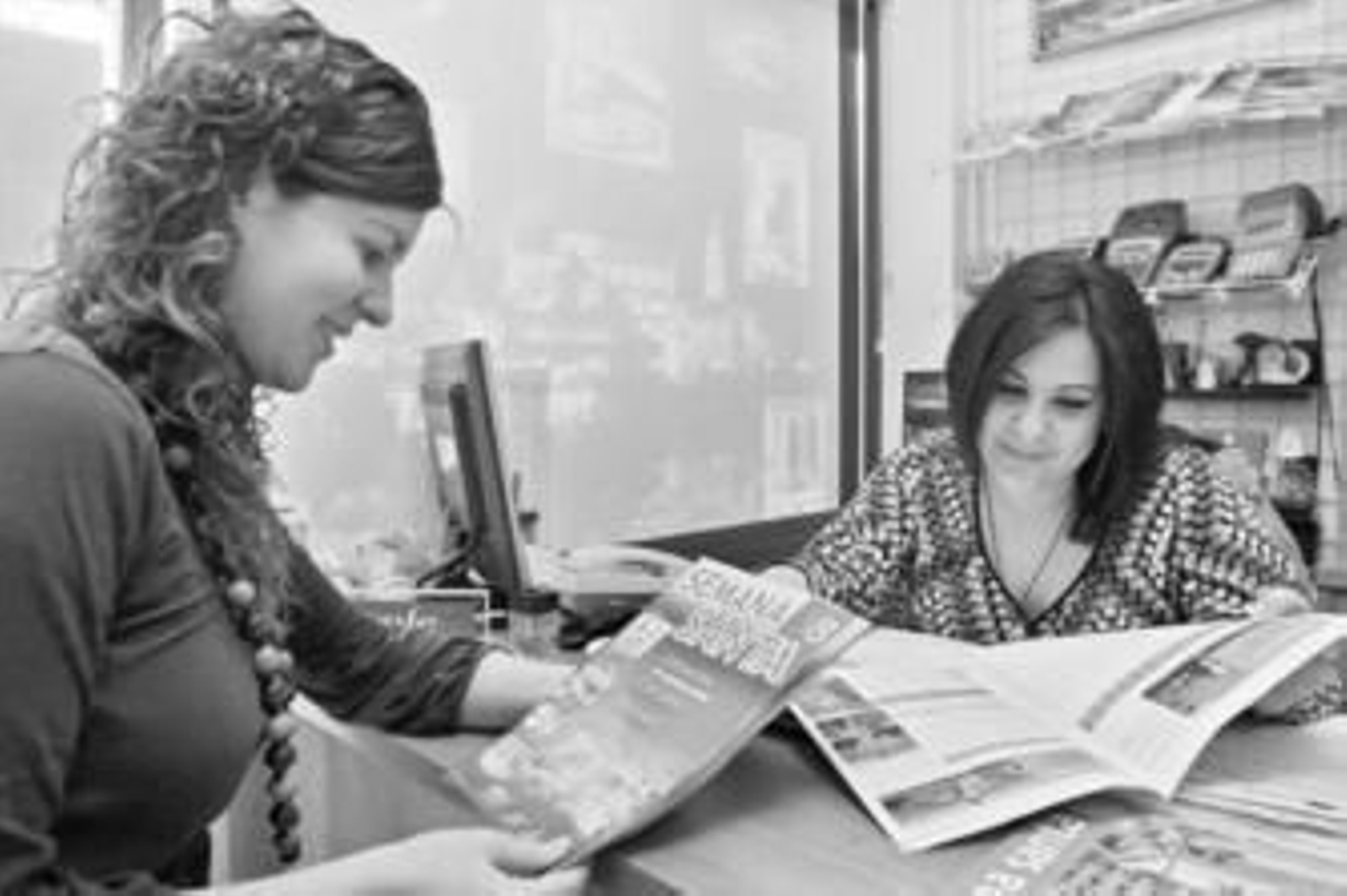 Una chica ojea un folleto de viajes para Semana Santa en un agencia.