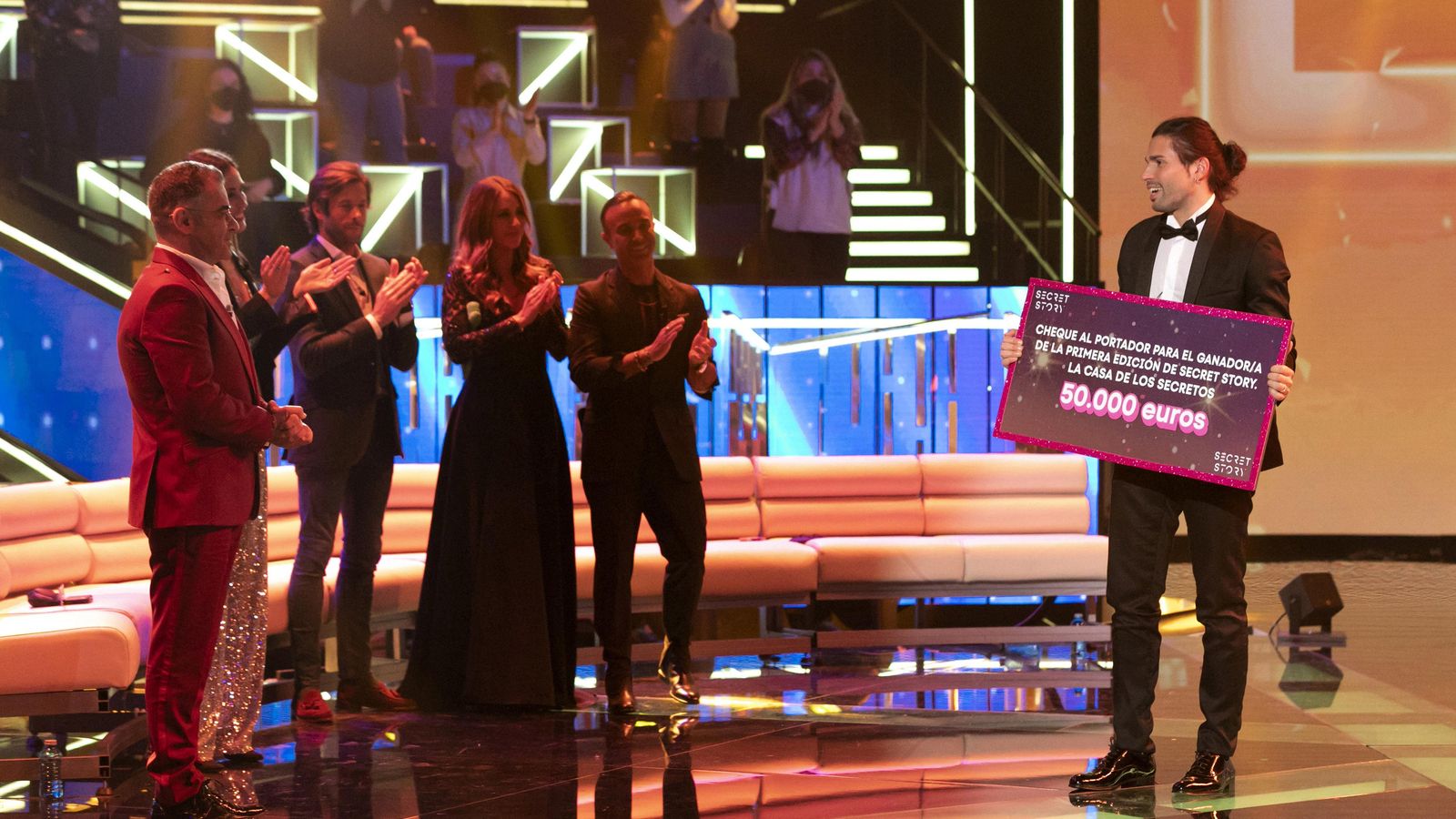 Luca, tras recibir el premio, es aplaudido por Jorge Javier Vázquez, los colaboradores del programa y el público.