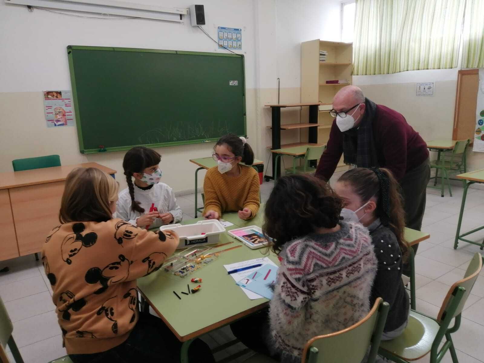 Alumnas del colegio San Ignacio con José Luis Romero, en una actividad del programa Aquae STEM.