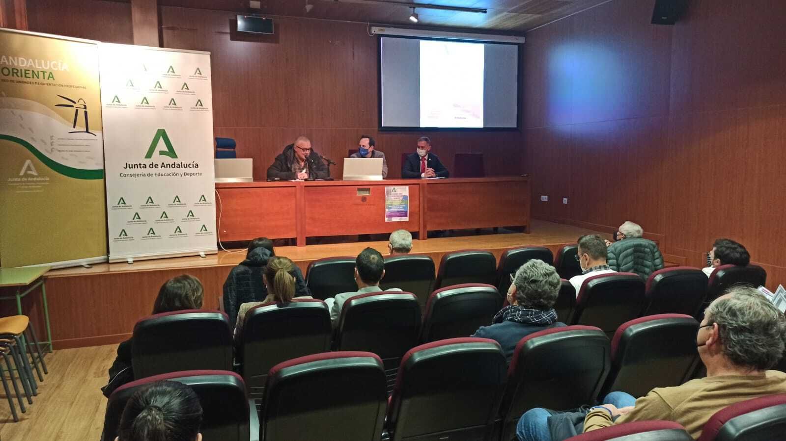 Los delegados de Empleo, Emilio Ortiz, y Educación, Antonio Jiménez, con el vicerrector de Empleabilidad de la UAL, Juan García, durante la inauguración de la jornada de trabajo.