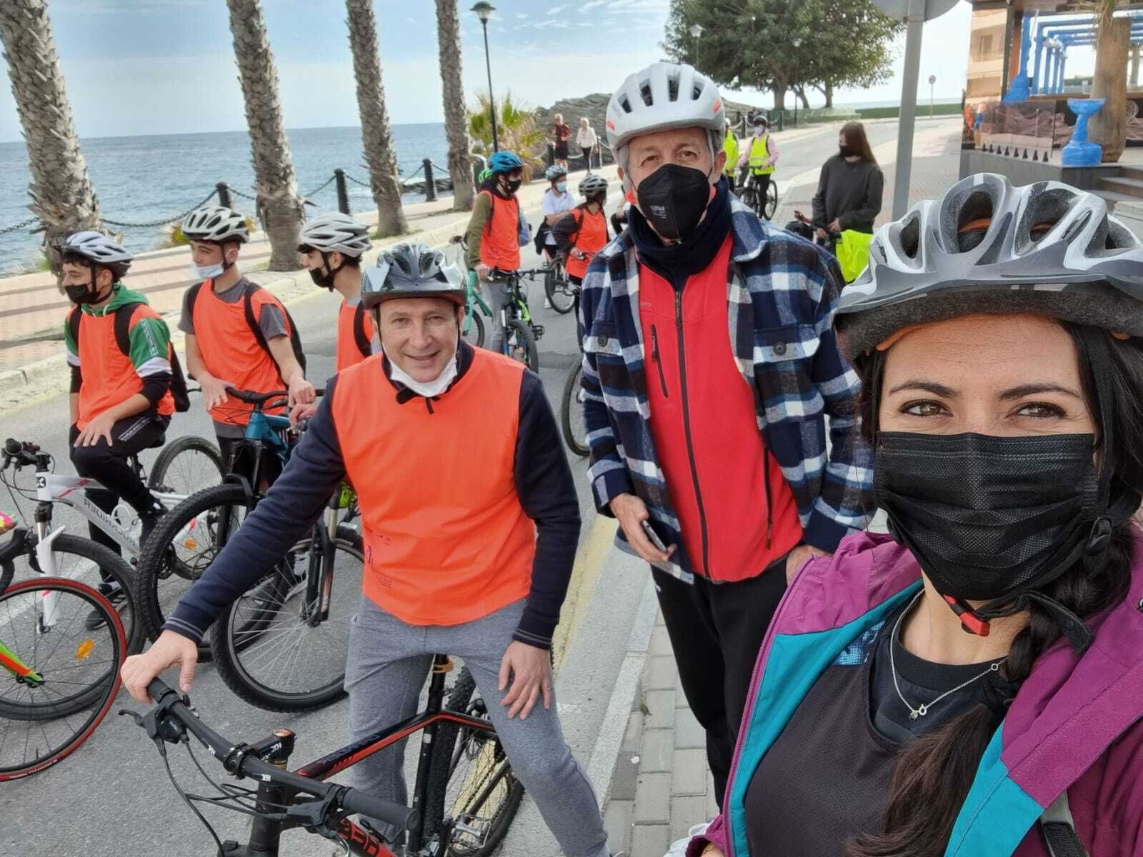El IES Al Andalus de Almuñécar celebra una jornada por la movilidad sostenible con un recorrido en bici por el centro y paseos marítimos