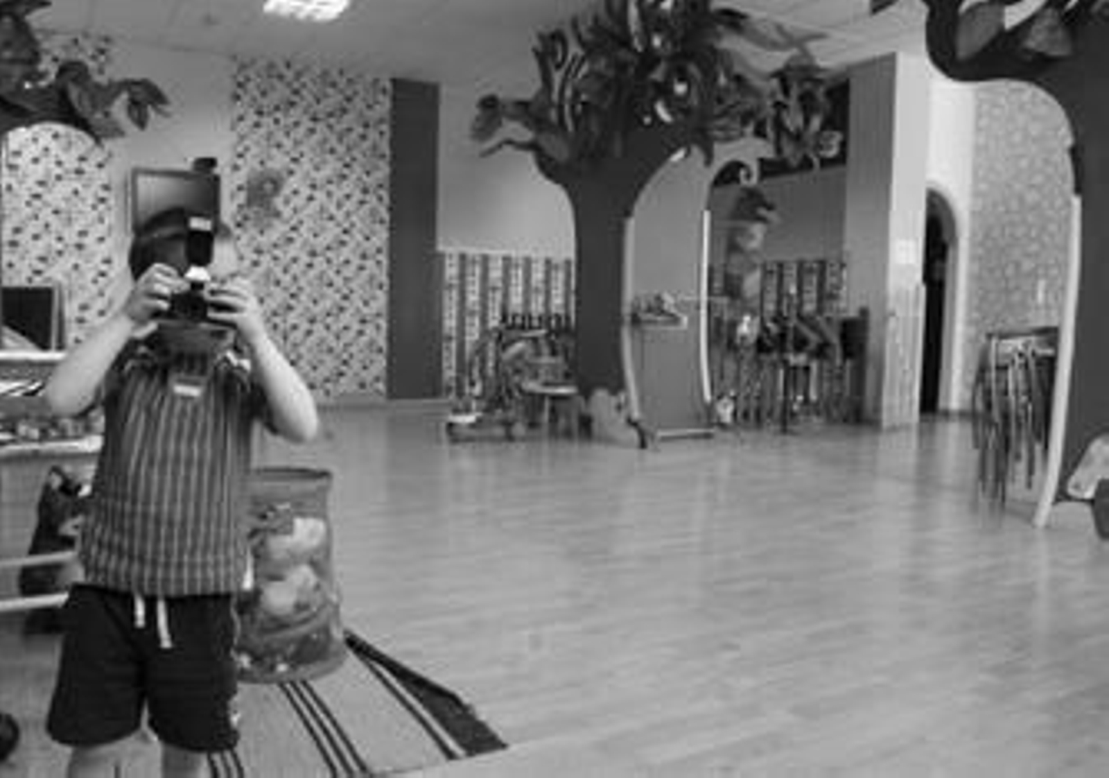 Un niño juega con nuestro fotógrafo en el local de 'La Burbuja Mágica'.