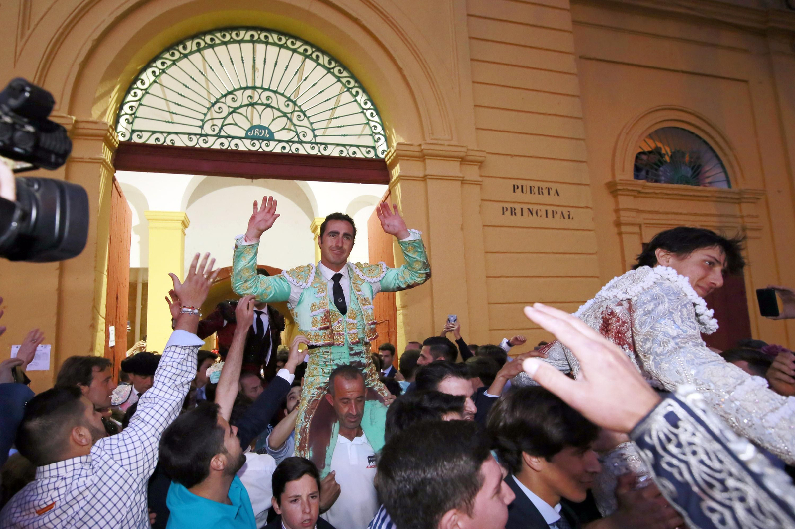 Imágenes de la faena de "El Fandi", Manzanares y Roca Rey en el coso jerezano