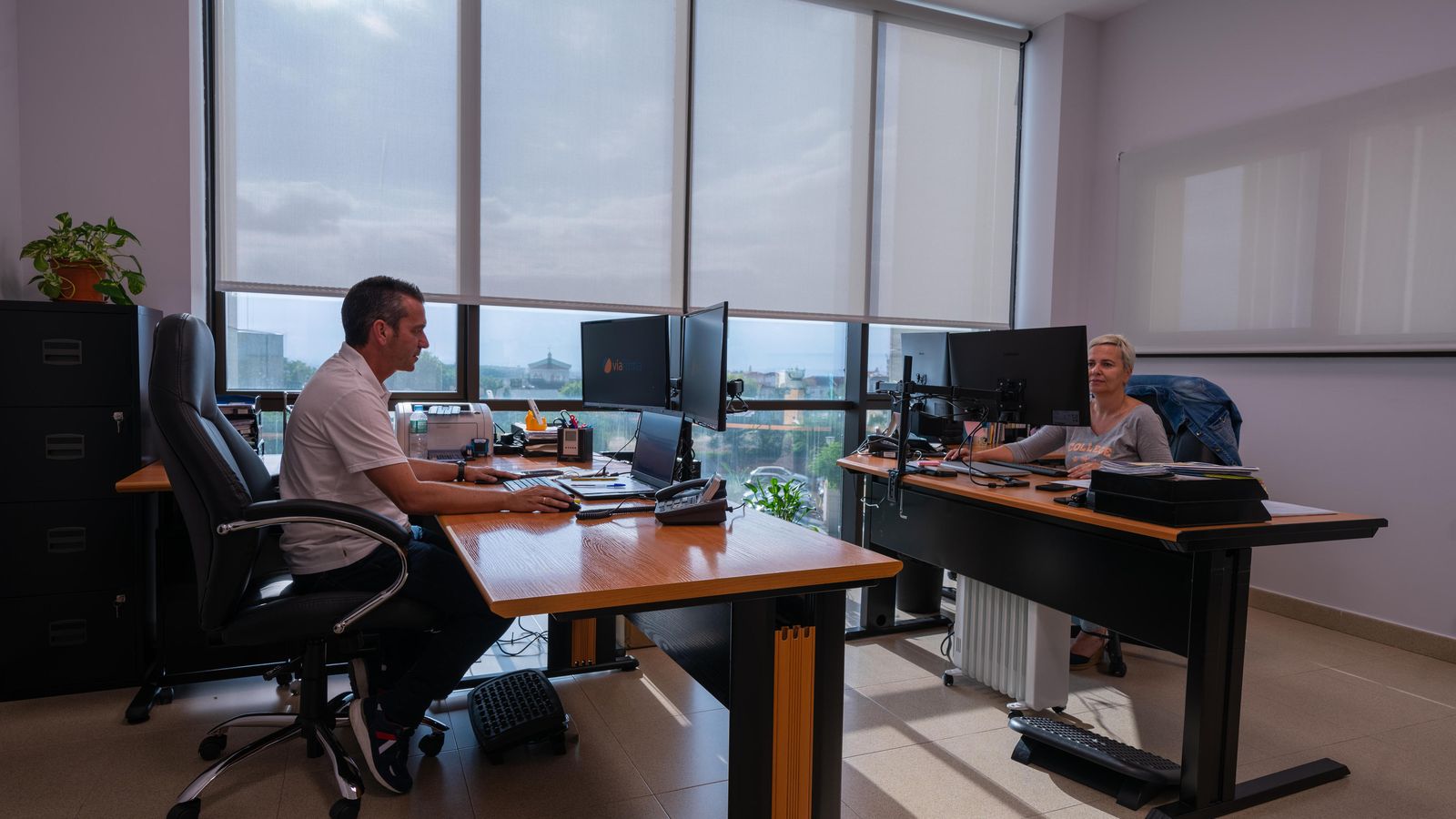 Profesionales de Viafirma en las instalaciones.