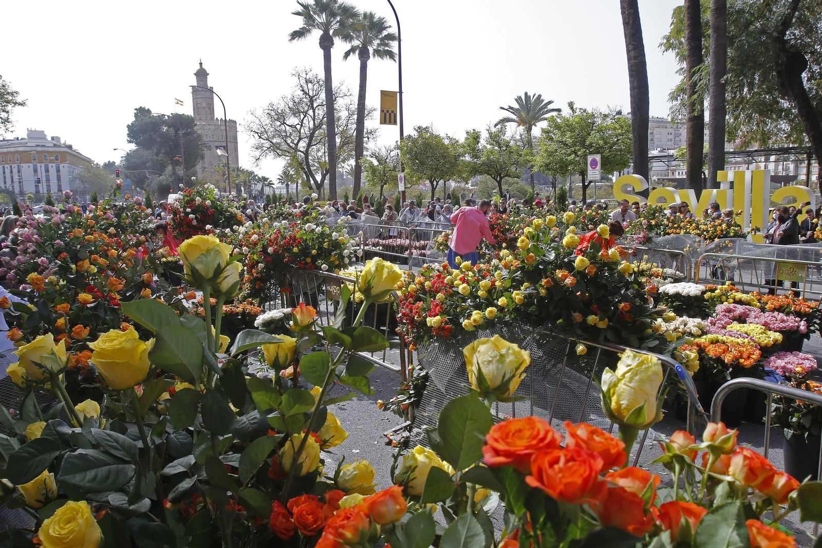 CORTE DEL PASEO COLON CON MERCADILLOS Y COLOCACION DE FLORES
