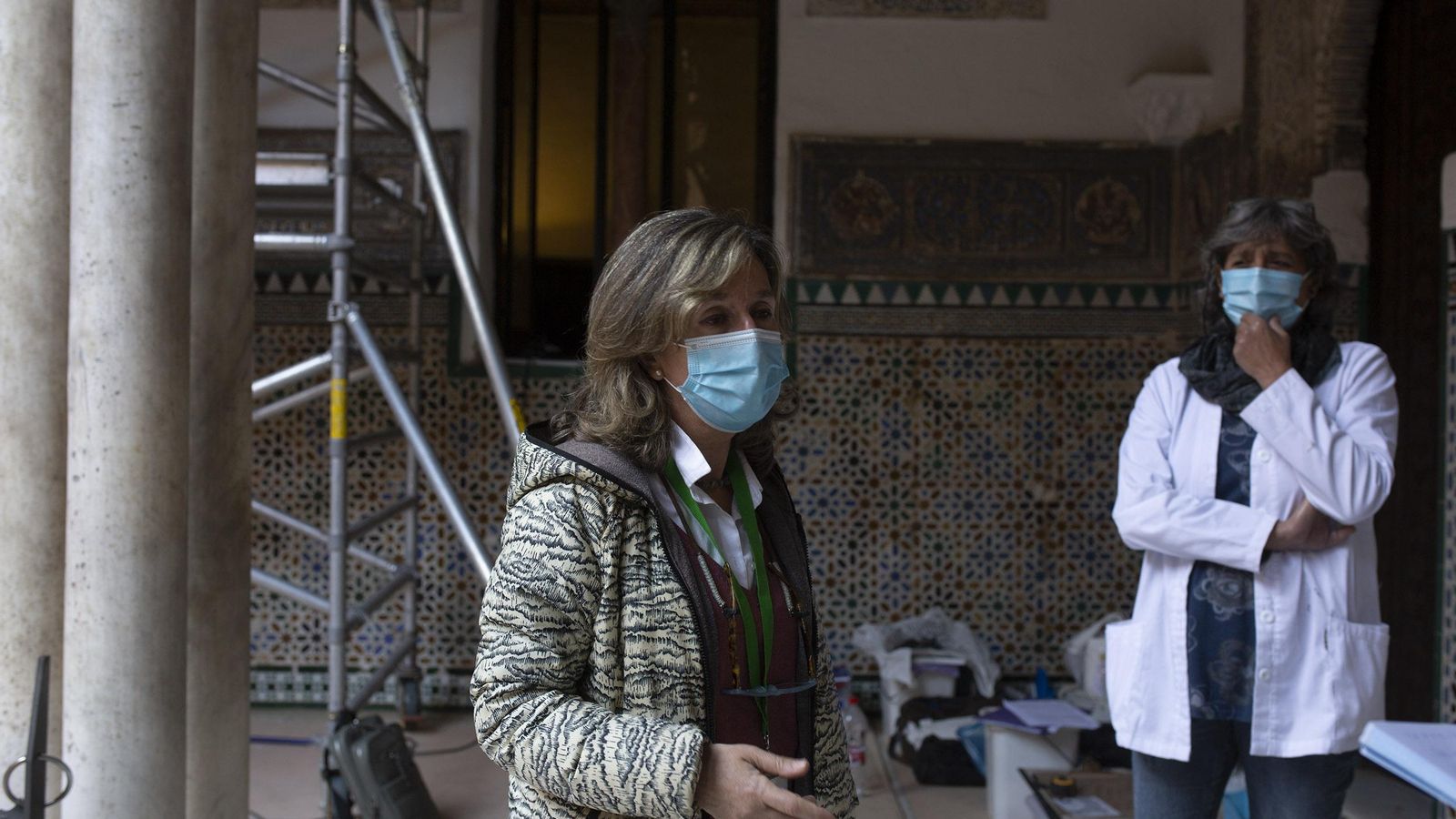 Las restauradoras Rocío Campos y Mari Paz Polo.