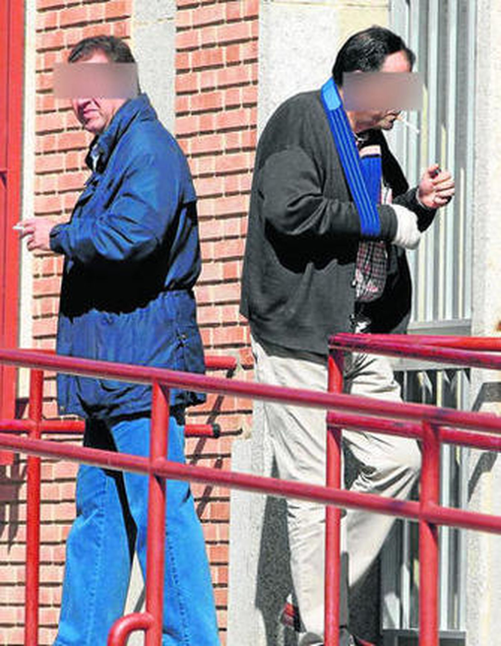 En el centro y a la derecha, los dos detenidos una vez puestos en libertad.