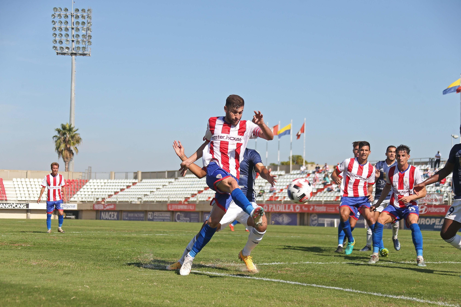 Iván Turrillo chuta para marcar el 2-1 del Algeciras en el duelo ante el Marino.