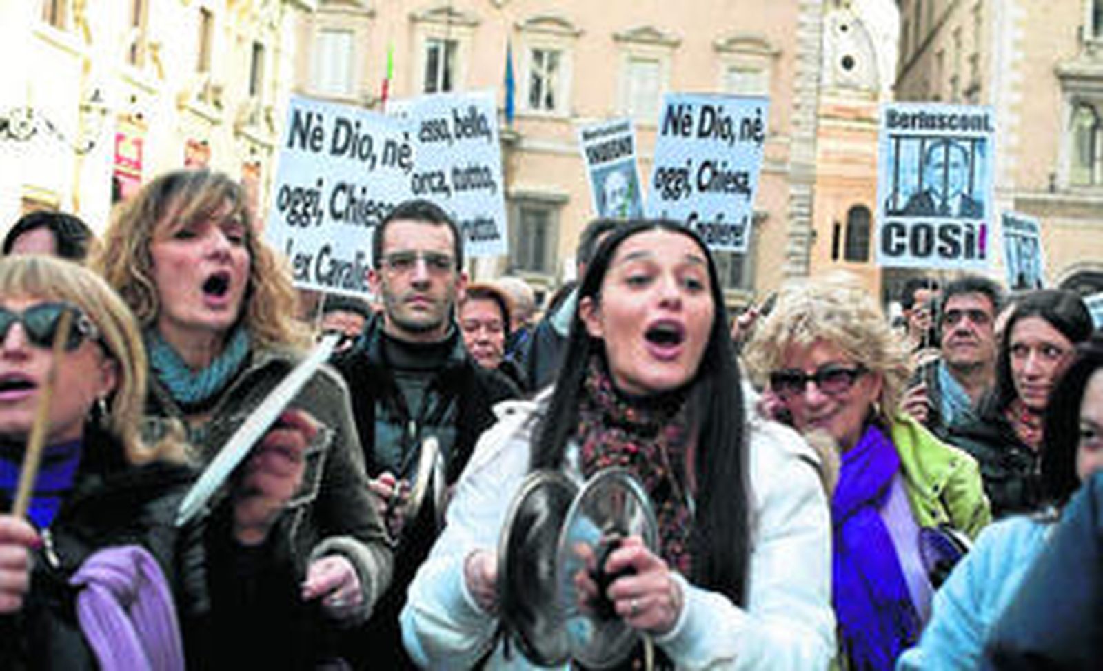 Cacerolada organizada por el movimiento social del Pueblo Violeta para pedir la dimisión de Berlusconi el pasado fin de semana.