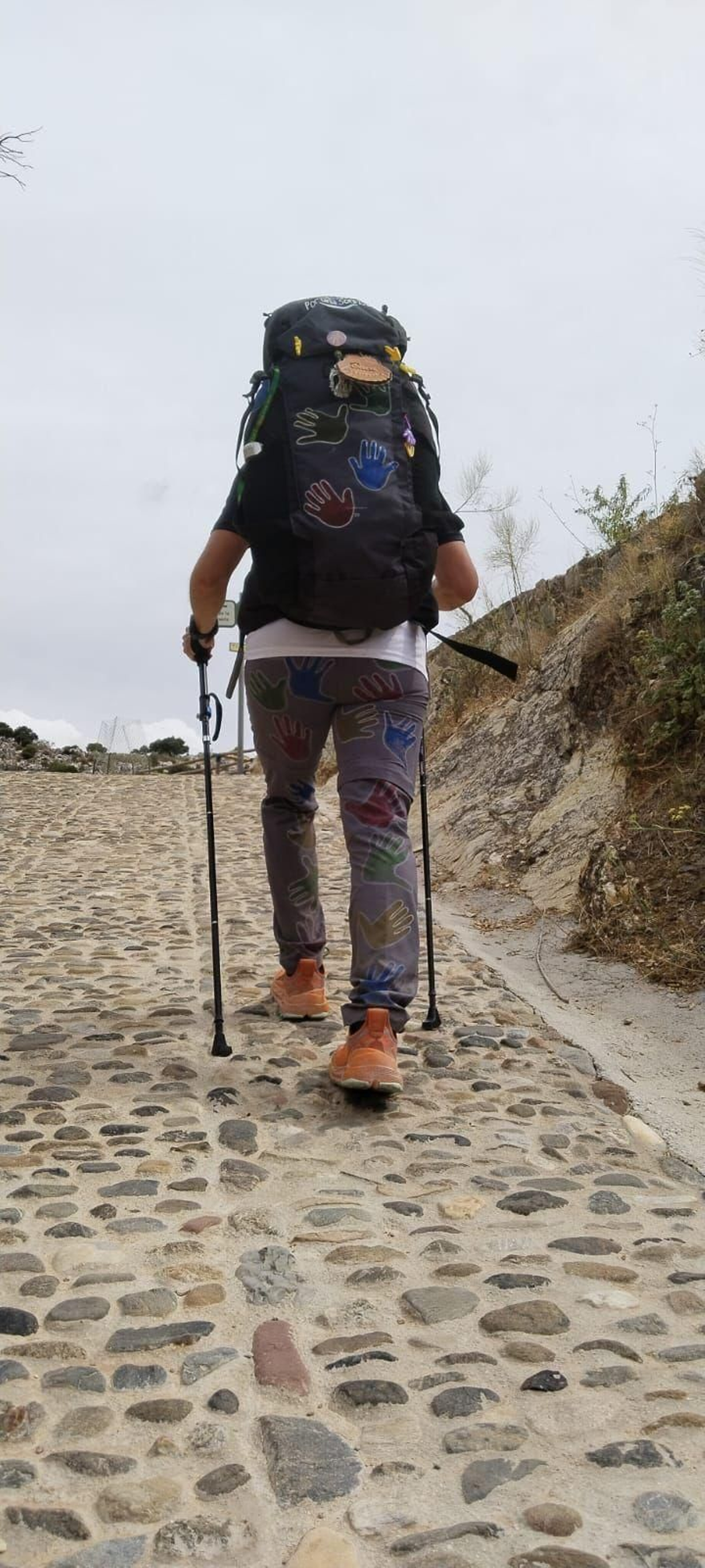 José Antonio en su marcha, cargando su mochila