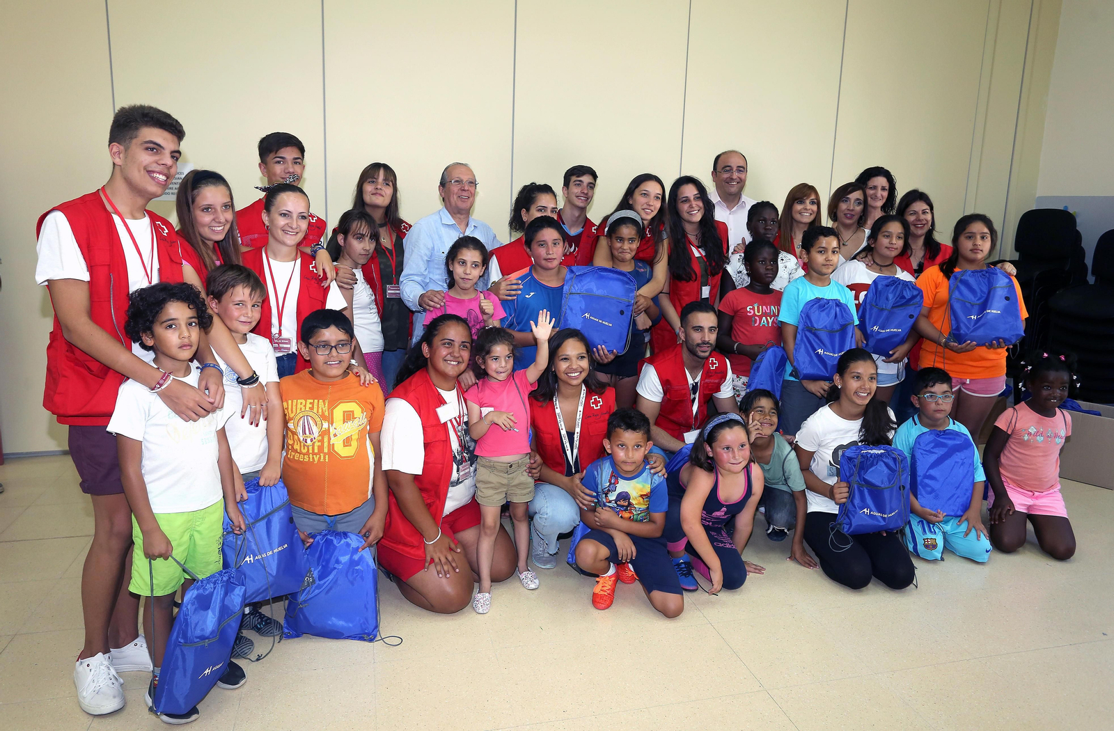 Alicia Nacirso, Juan José Blanco y Marcos Martín, ayer, junto a los niños del campamento y los voluntarios de Cruz Roja.