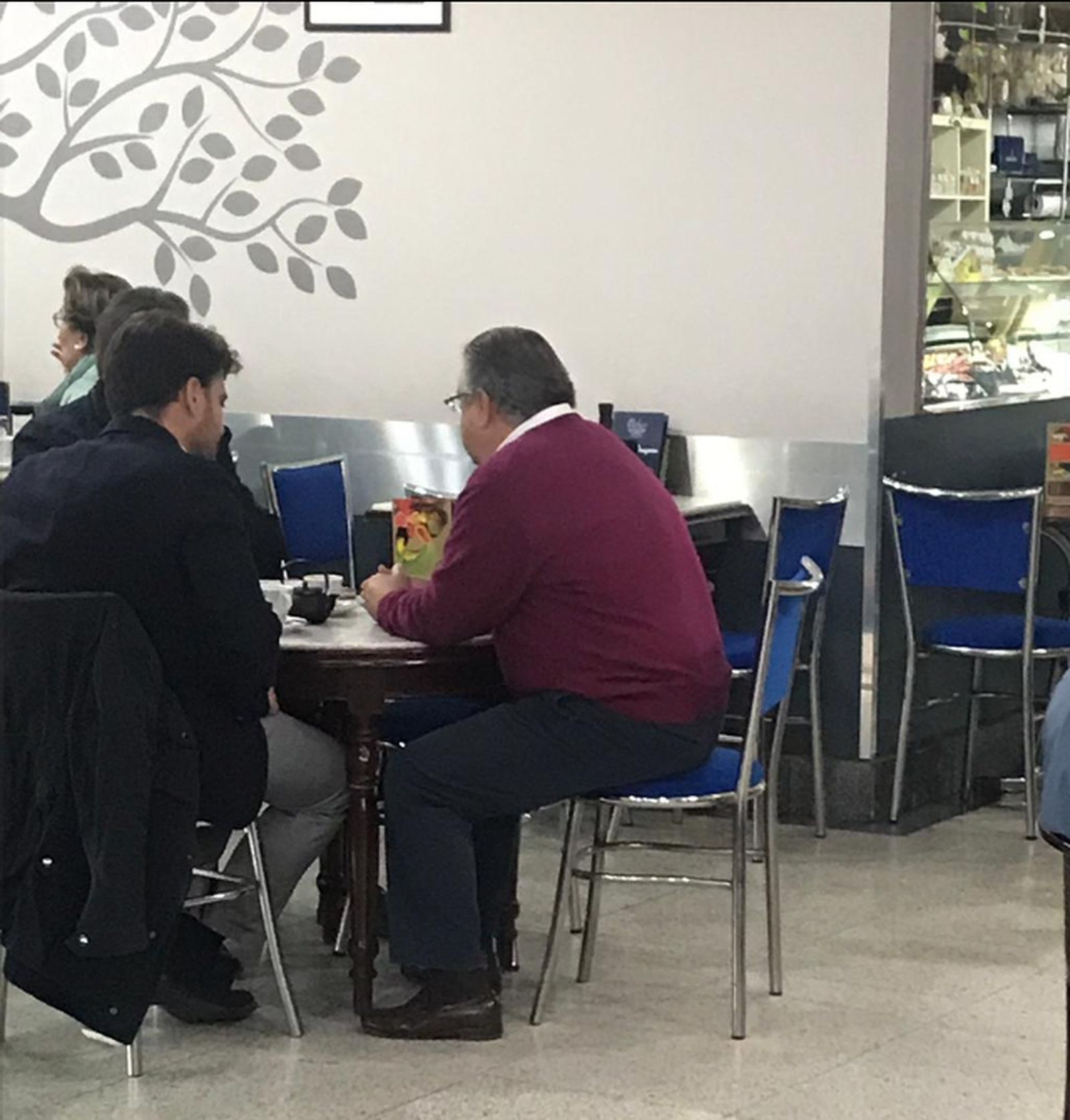 Beltrán y Pérez toman café en Ochoa