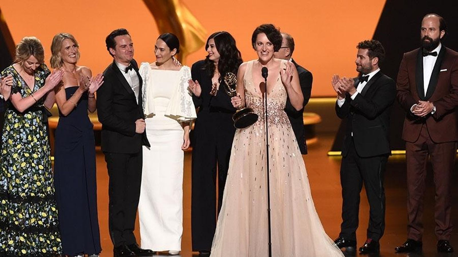 El equipo de 'Fleabag', con Phoebe Waller-Bridge y la estatuilla en sus manos