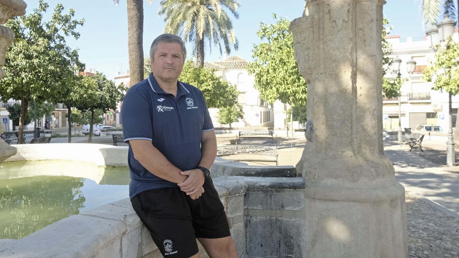 Paco Bustos posa para 'el Día' en la fuente de la plaza de los Padres de Gracia.