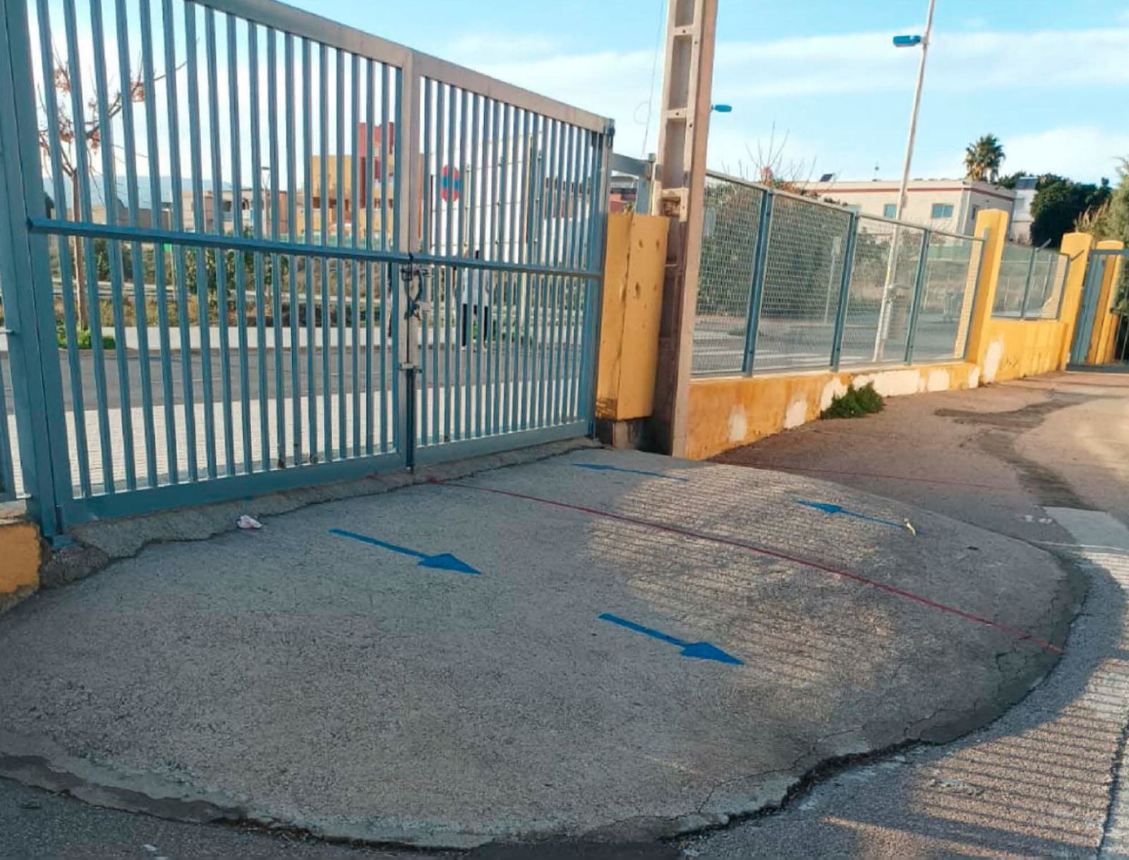 El centro escolar presenta desperfectos ya desde su entrada.