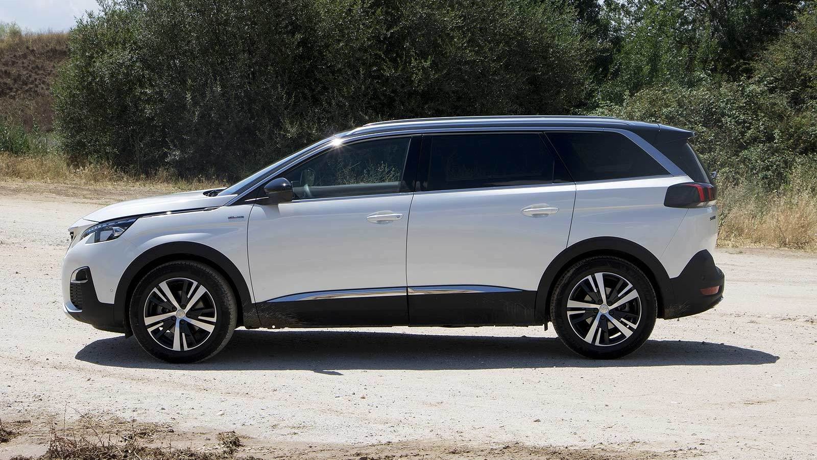 Tiene 7 plazas y tres filas de asientos pero su longitud es contenida con 4,64 metros.