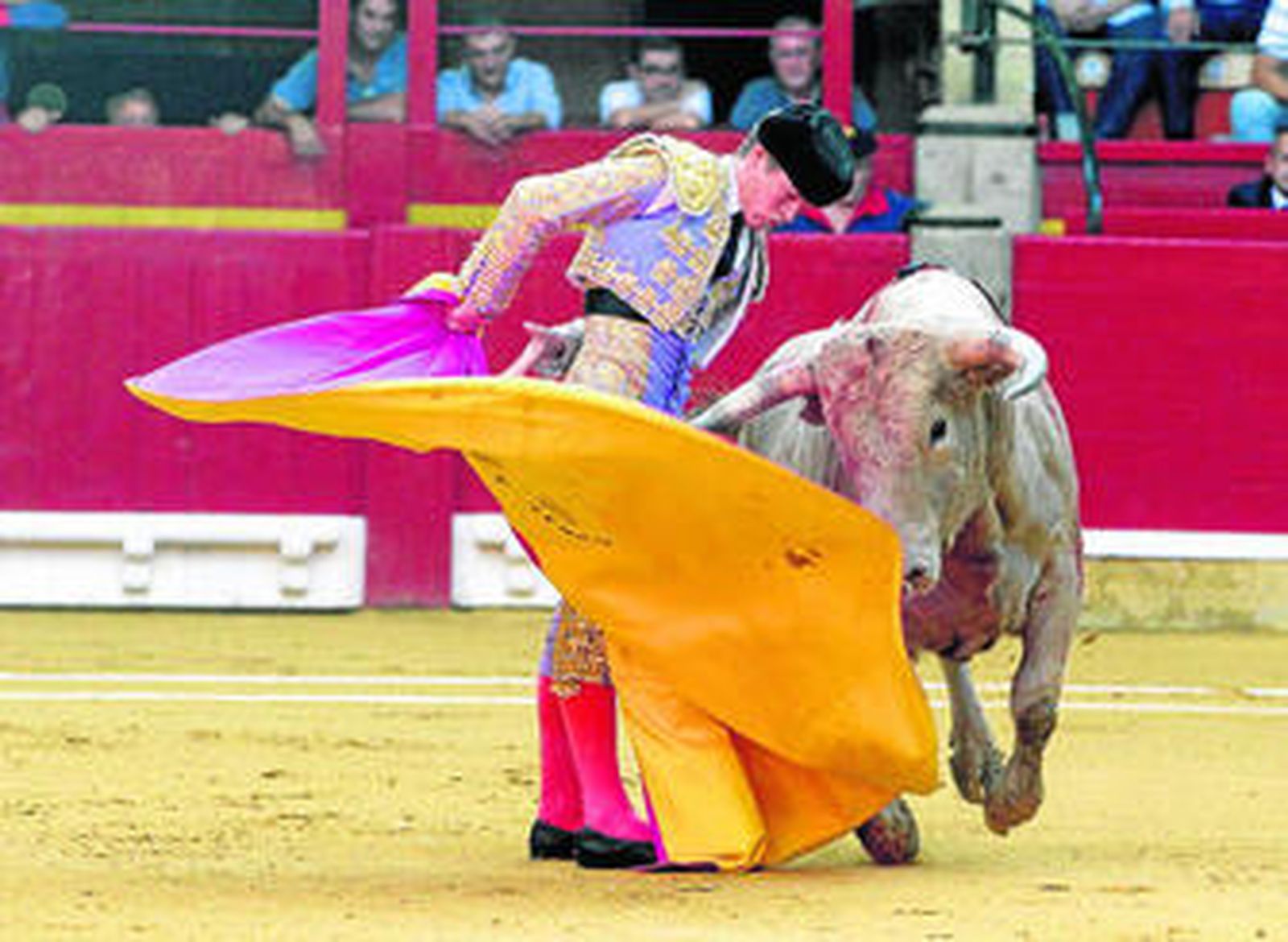El novillero sevillano Borja Jiménez, en un lance a su primer astado, al que cortó una oreja.