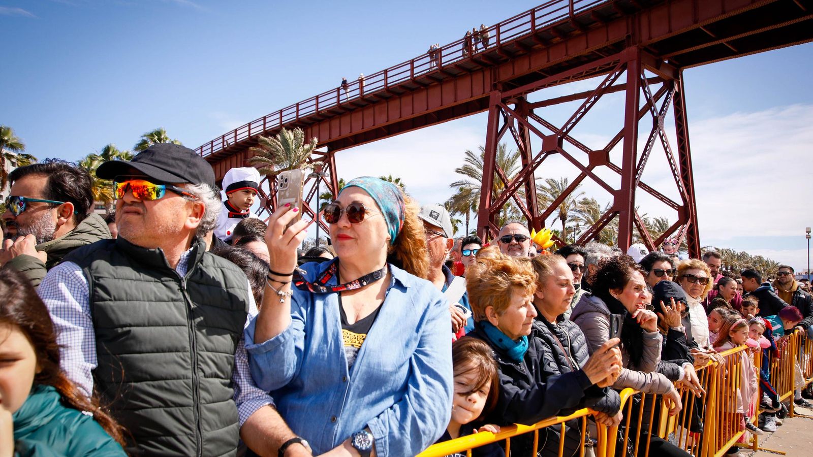 El público contemplaba la quema de la sardina en las Almadrabillas.