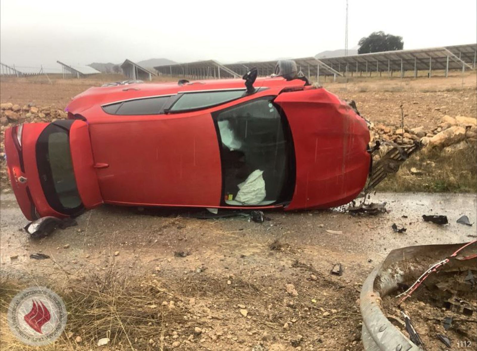 Vehículo accidentado ayer en Guadix, perteneciente al hombre que ha sido encontrado deambulando por la autovía