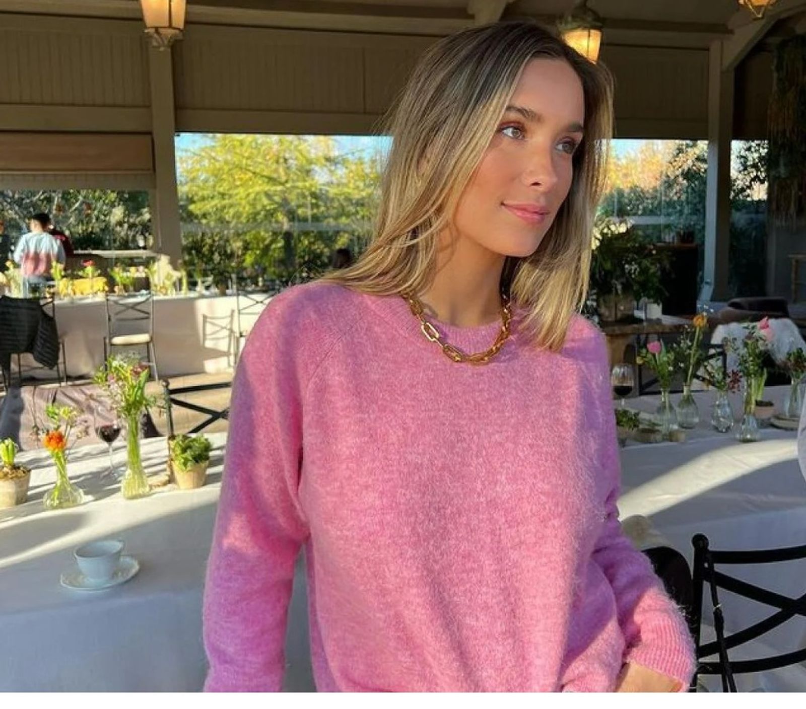 Un jersey en tonos pastel no solo moderniza un look con vaqueros, también ofrece un aspecto muy juvenil.