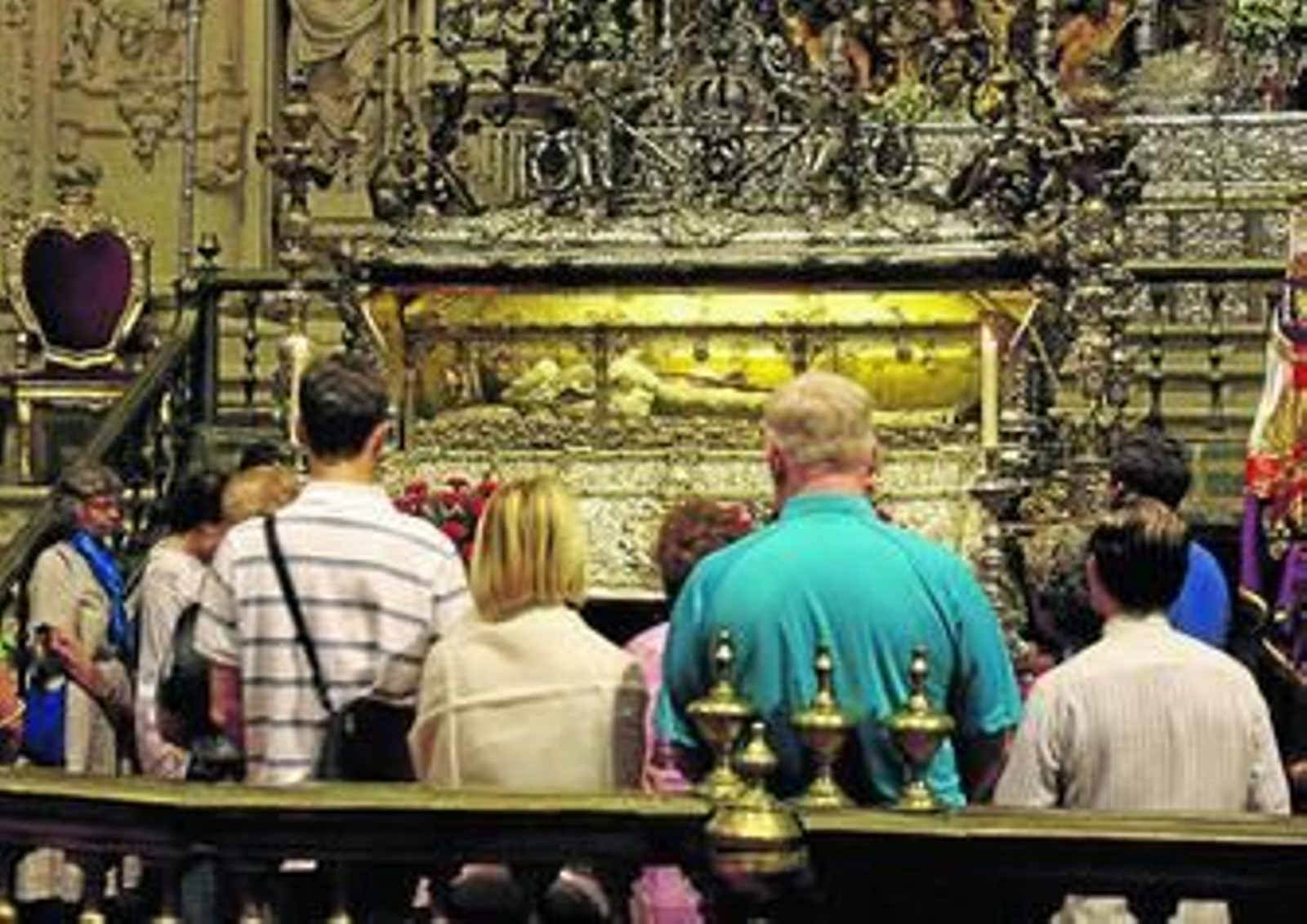 1. Los devotos de San Fernando desfilaron por delante del cuerpo incorrupto del patrón de la ciudad desde primera hora de la mañana. 2. Un momento de la eucaristía en honor al rey santo celebrada en el altar mayor de la Catedral a la que asistió el Cabildo Municipal. 3. Los concejales Alberto Moriña y Rosamar Prieto-Castro (PSOE) y Juan Ignacio Zoido (PP). 3. Imagen de devoción ante la urna de San Fernando.