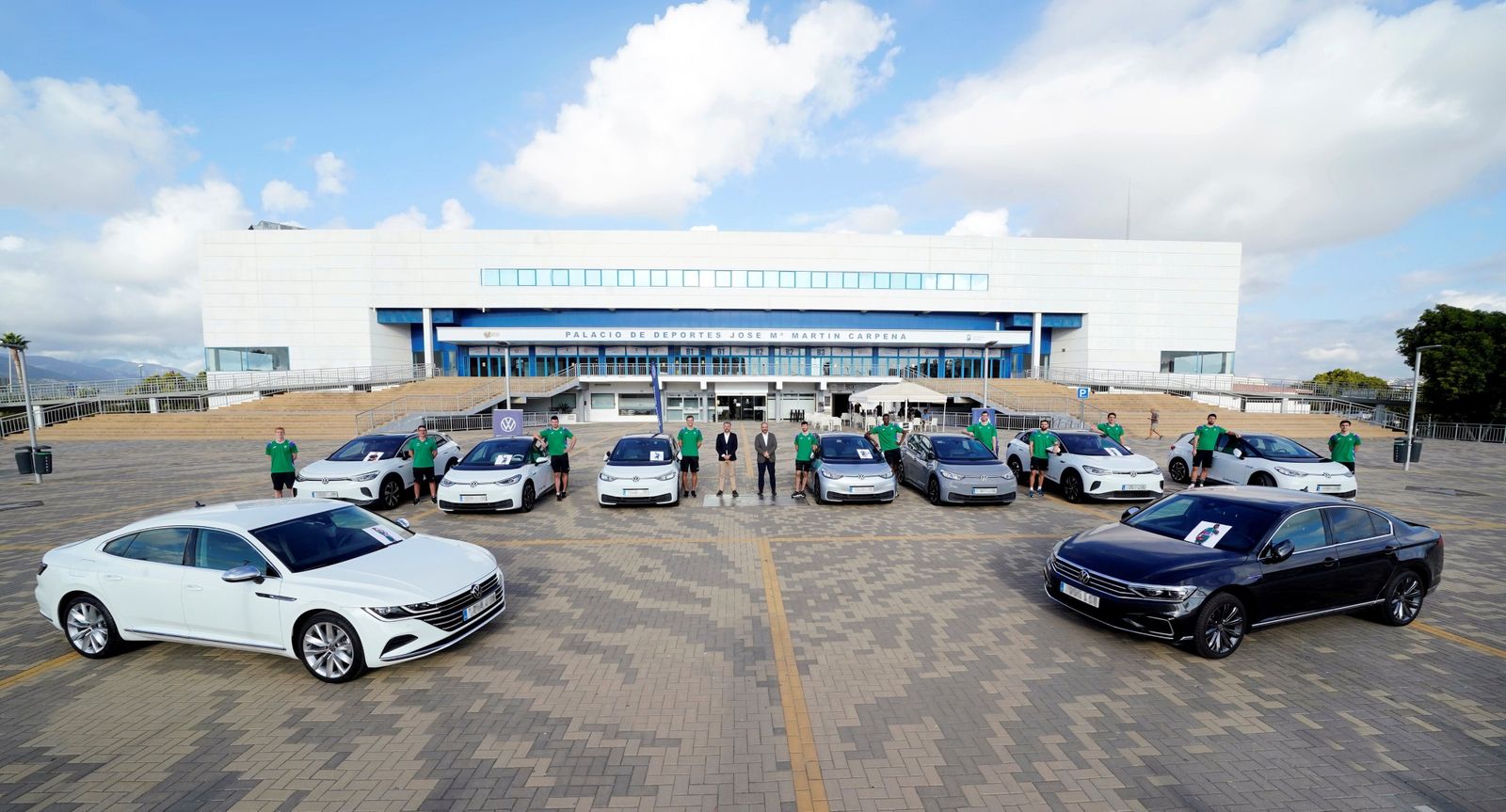 La plantilla del Unicaja recibe los coches en las puertas del Carpena.